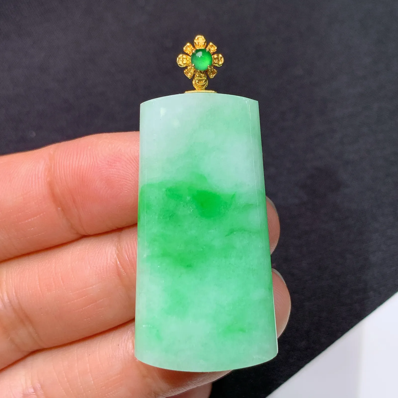 飘绿无事牌吊坠，18k金镶嵌，冰润色阳，玉质细腻，Sk整体尺寸45.7*20*5.5