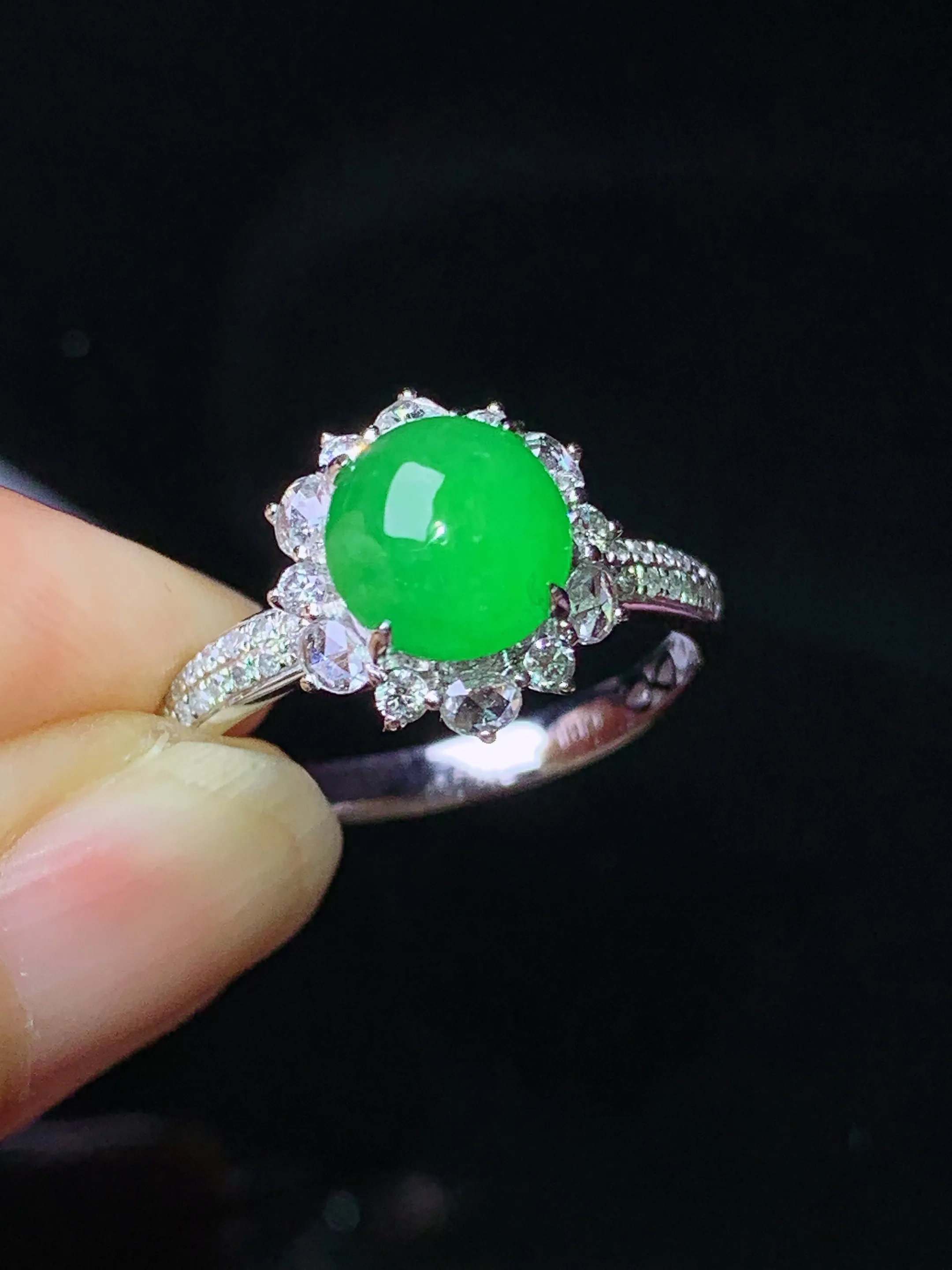 18k金钻镶嵌满绿蛋面戒指 玉质细腻 水润亮眼 圈口14.5 整体尺寸11.6*11*8.8