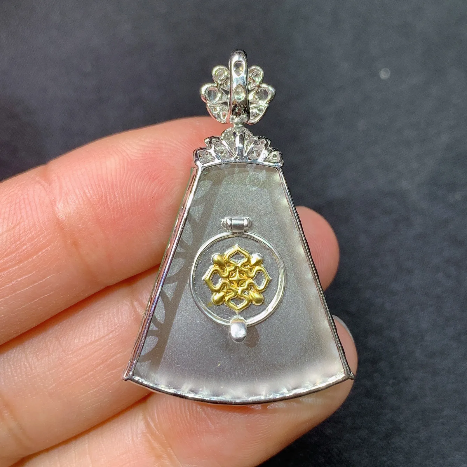 阳绿无事牌吊坠，18k金钻镶嵌，冰润色阳，玉质细腻，种水足，Kf整体尺寸36.5*23.9*6