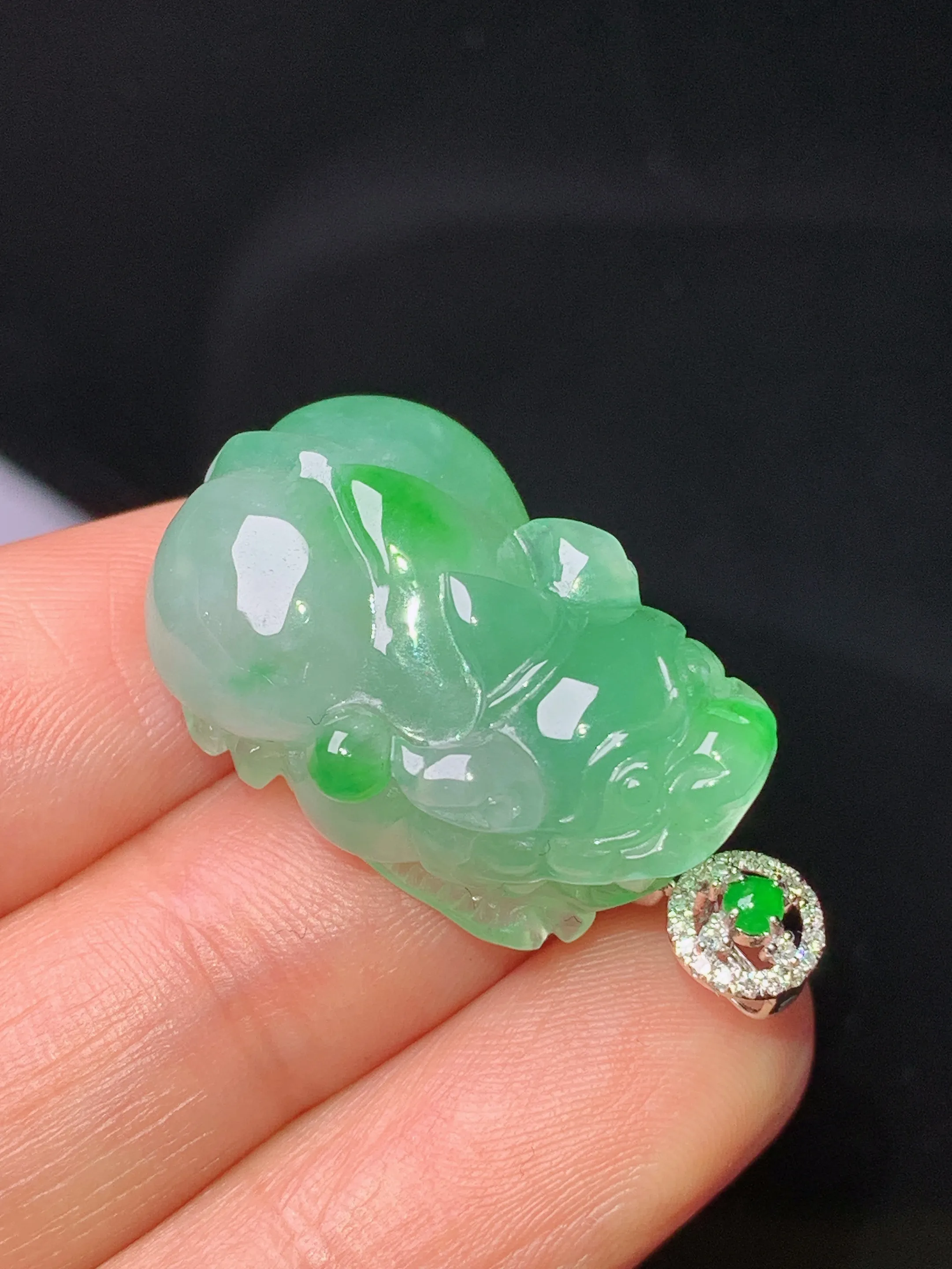 18k金钻镶嵌翠绿貔貅吊坠 玉质细腻 水润亮眼 整体尺寸31.2*16.7*10.7