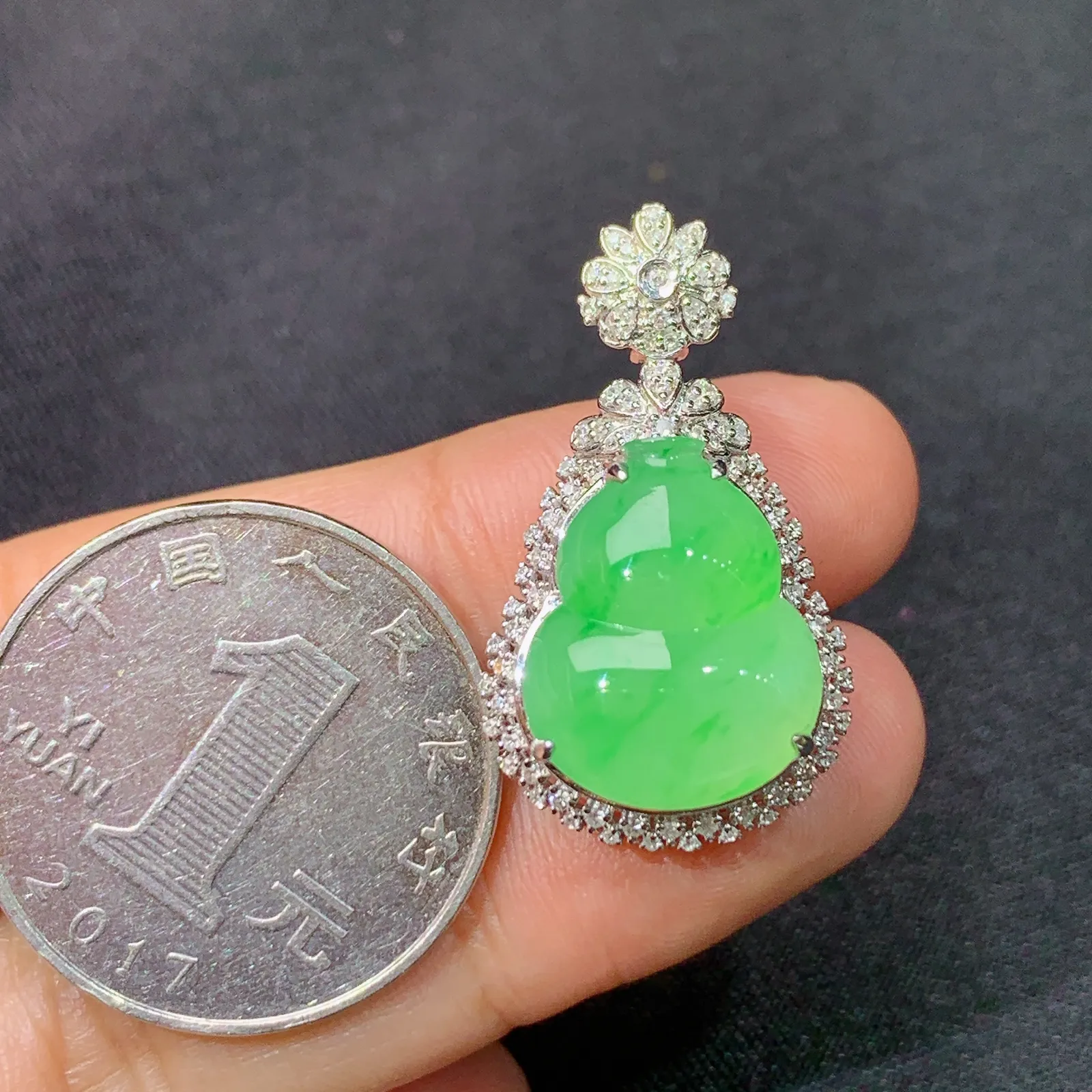 阳绿葫芦吊坠，18k金钻镶嵌，冰润色阳，玉质细腻，种水足，Yt整体尺寸28.8*16.4*10.6