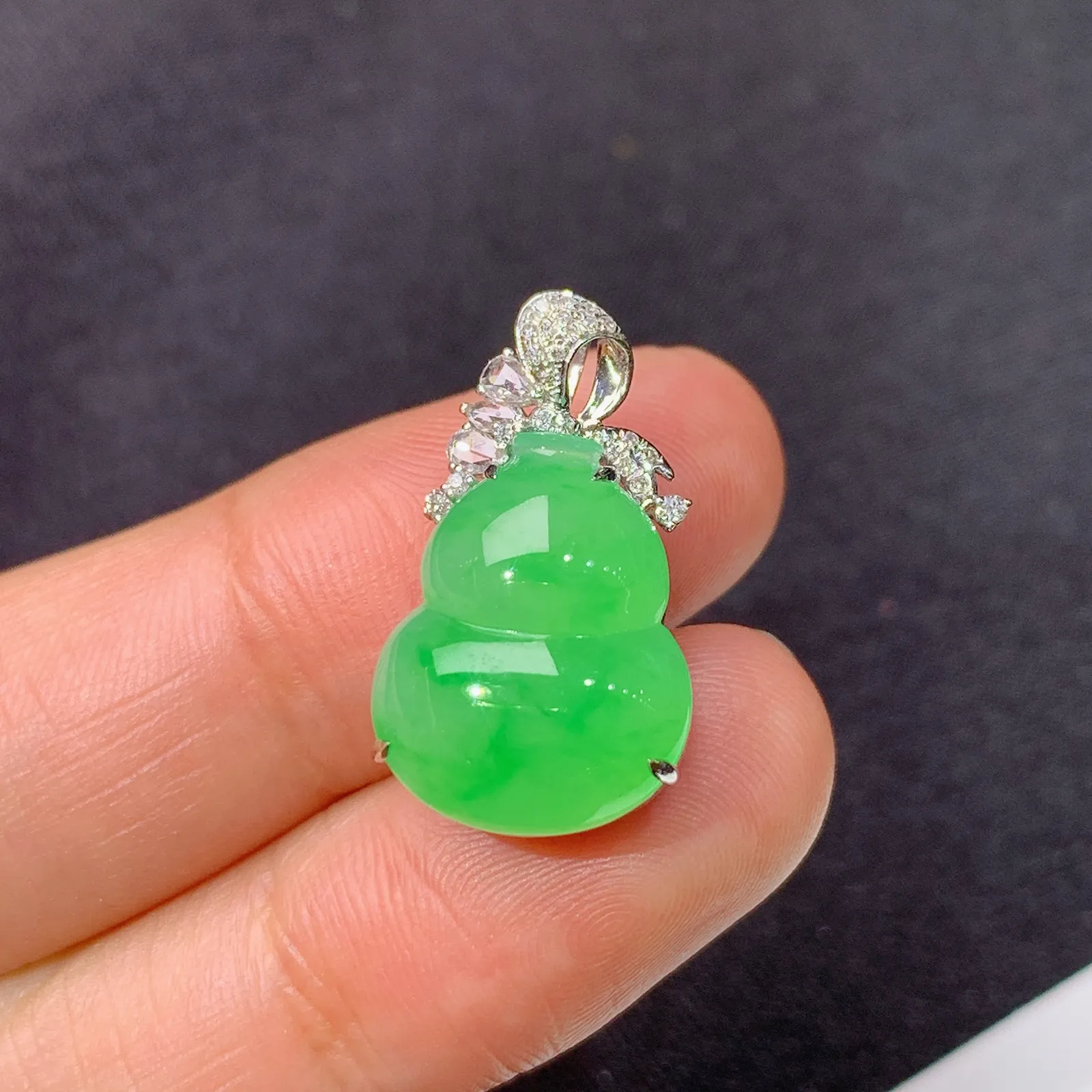阳绿葫芦吊坠，18k金钻镶嵌，水润色阳，玉质细腻，Yt整体尺寸21.2*12.1*8.6