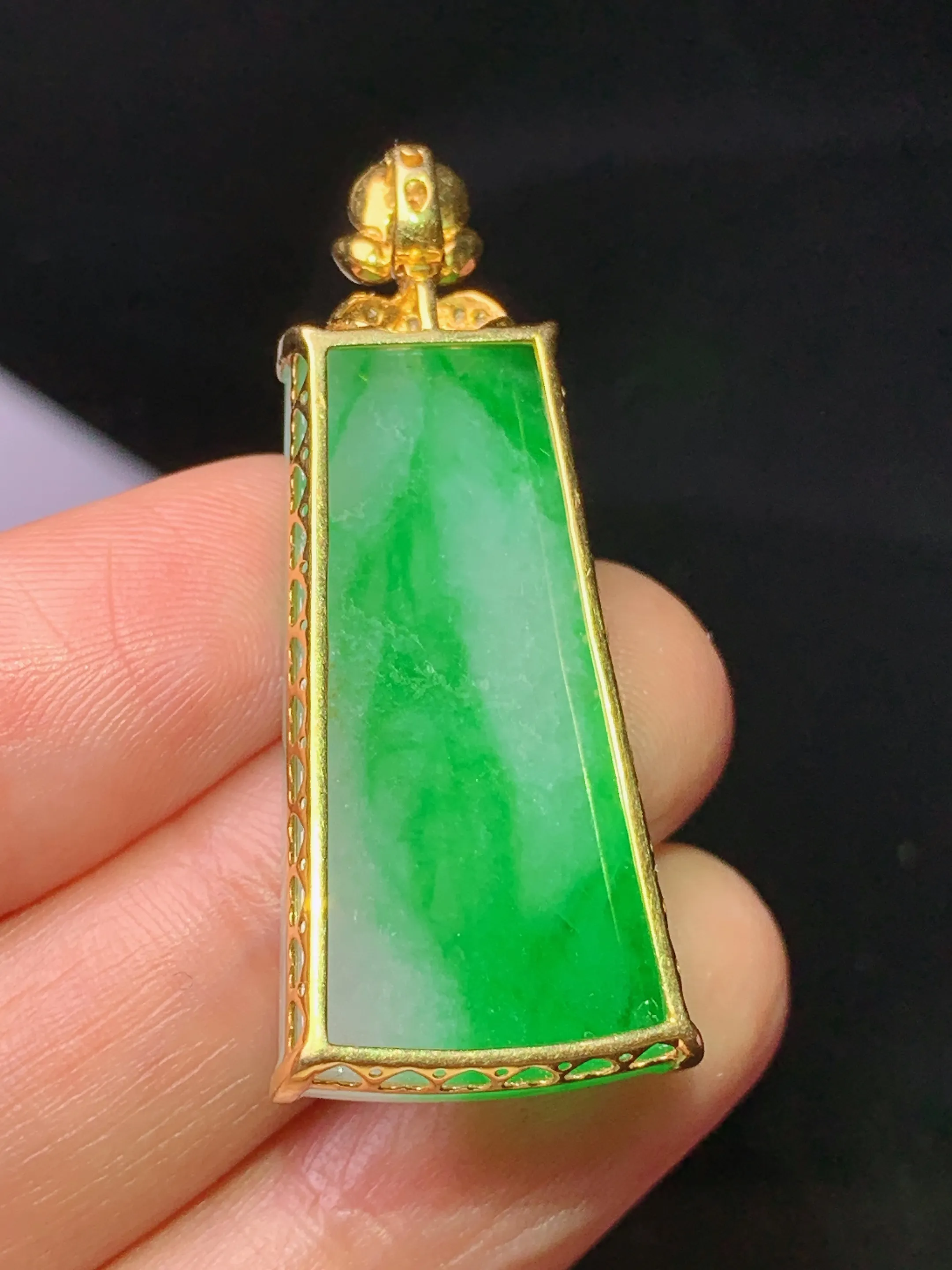18k金钻镶嵌翠绿无事牌吊坠 玉质细腻 水润亮眼 整体尺寸41*14.8*5.5