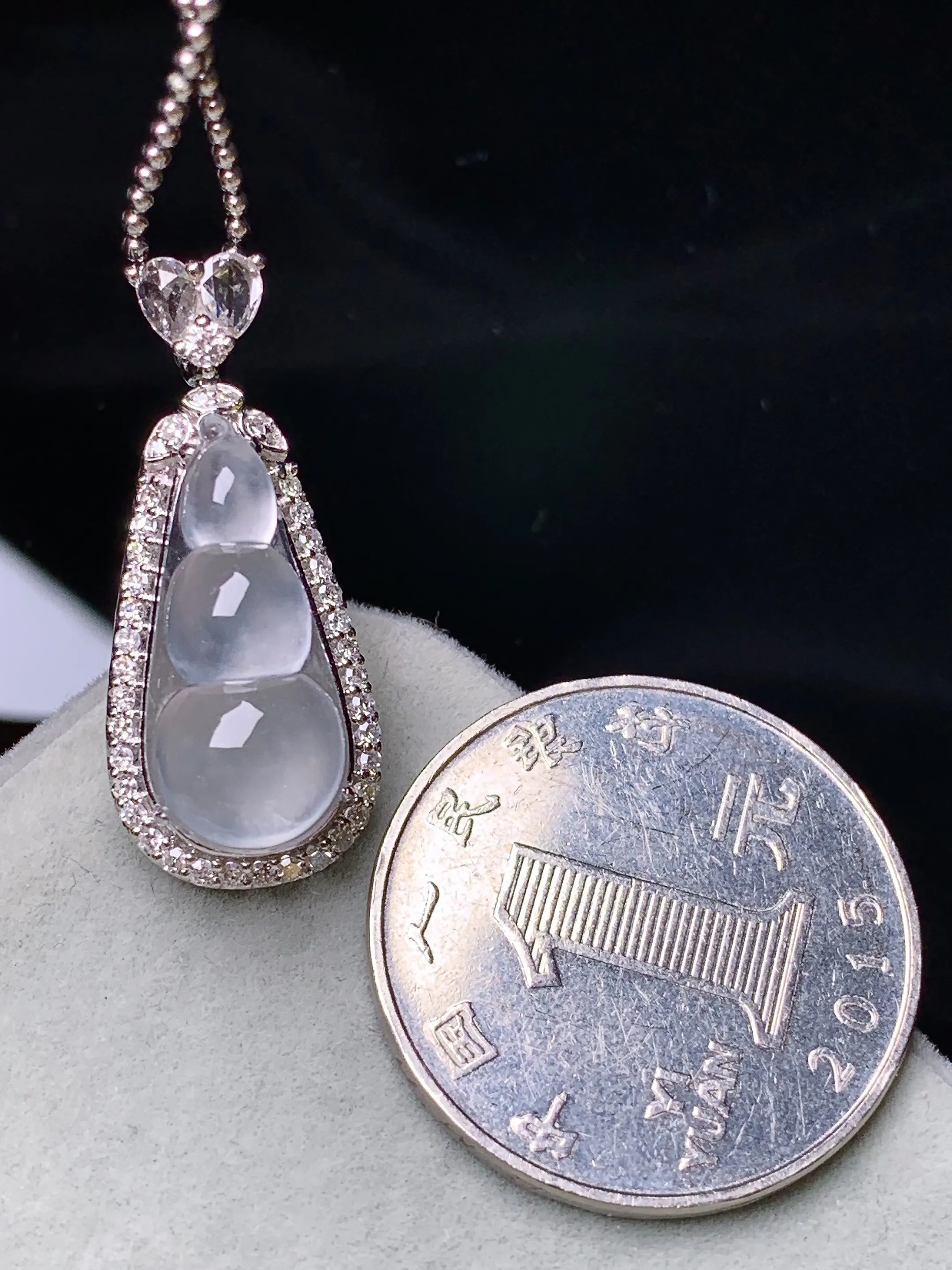 18k金钻镶嵌冰种四季豆吊坠 玉质细腻 水润亮眼 整体尺寸27.8*12*9.6