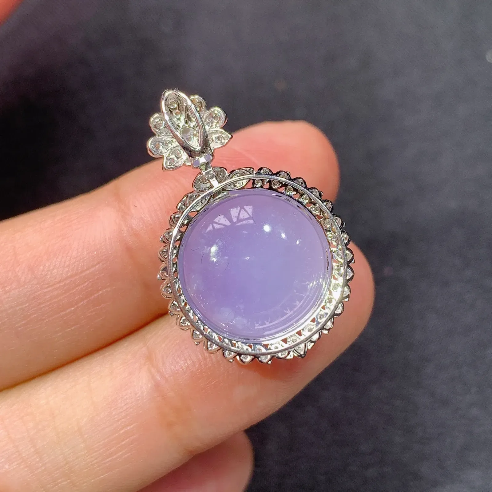 紫罗兰蛋面吊坠，18k金钻镶嵌，颜色鲜艳，温润细腻，Yt整体尺寸26.3*17.4*11.3