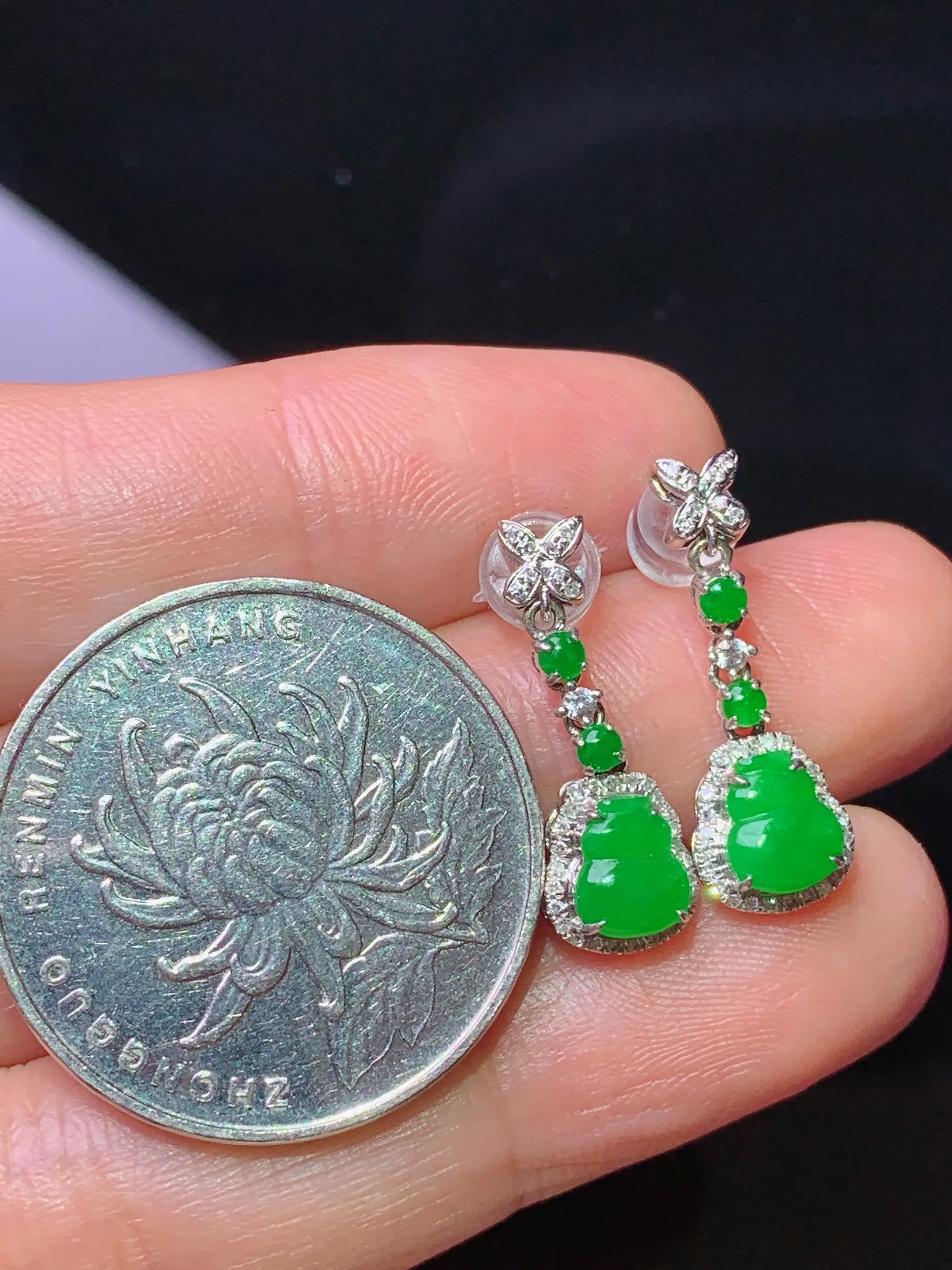 18k金钻镶嵌满绿葫芦耳坠 玉质细腻 水润亮眼 整体尺寸21.2*7.3*4.6