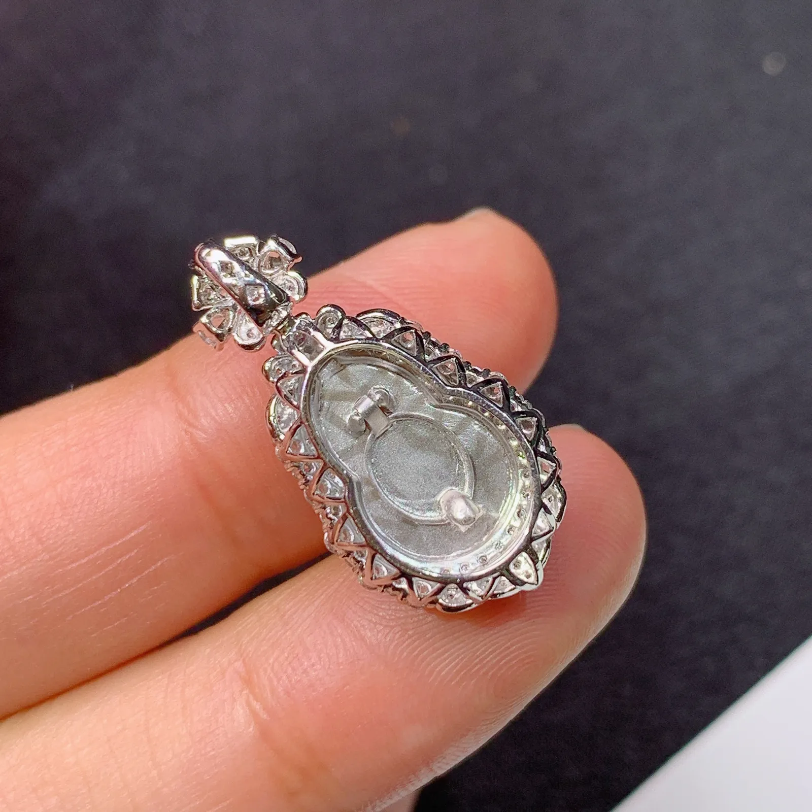 冰黄翡葫芦吊坠，18k金钻镶嵌，冰润鲜艳，玉质细腻，种水足，Kf整体尺寸24.7*12.7*9.1