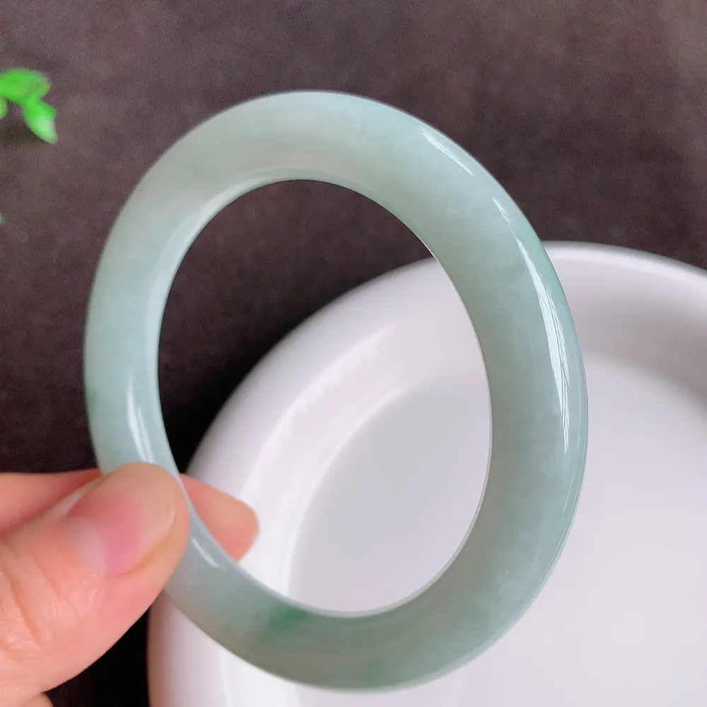 缅甸飘花翡翠圆条手镯55mm  冰润飘花圆条翡翠手镯，玉质细腻水润，色泽清秀亮丽，飘花灵动  上手高