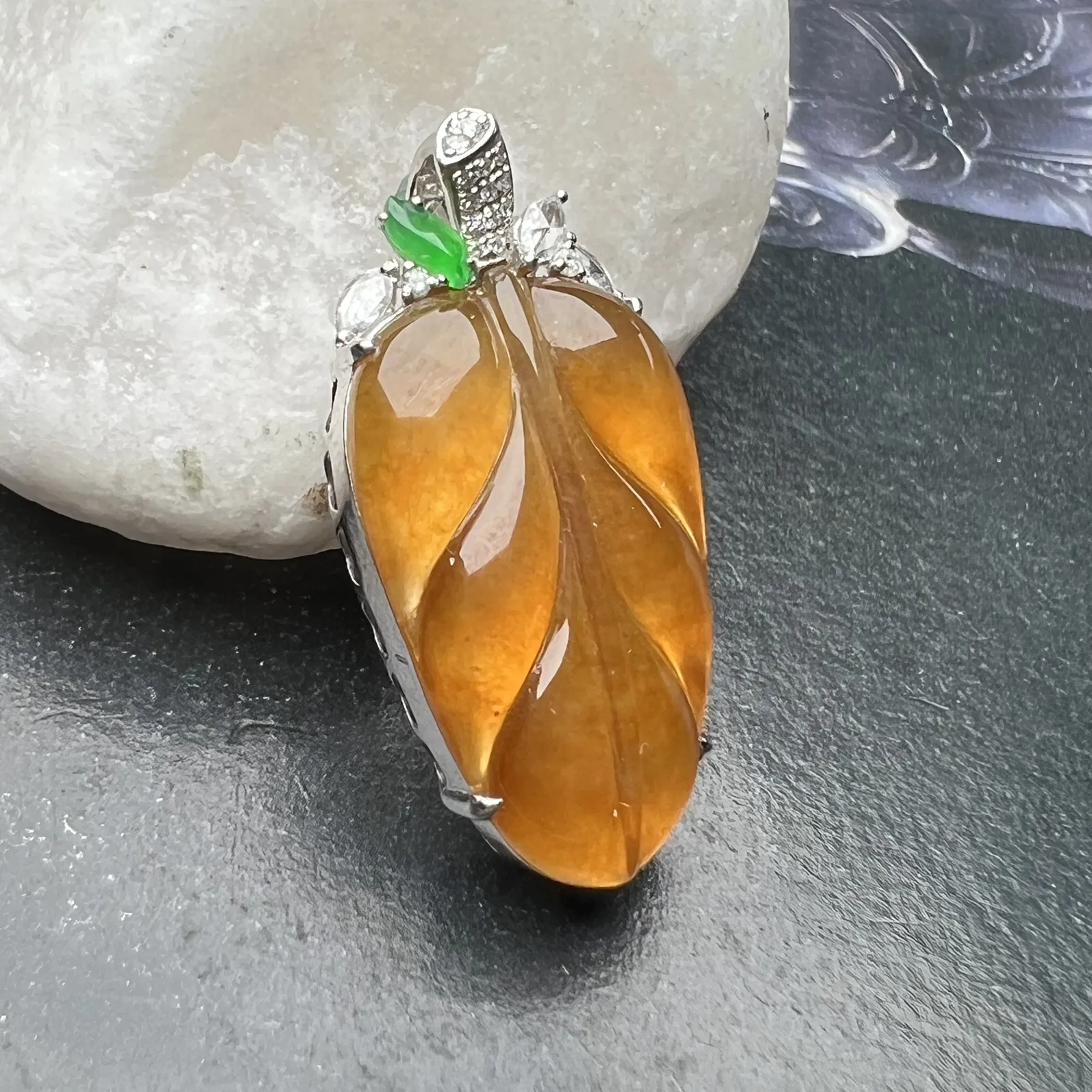 冰黄树叶，金枝玉叶具像化，种好光度足，品质佳。裸石尺寸：22.3-13.5-3.4mm。