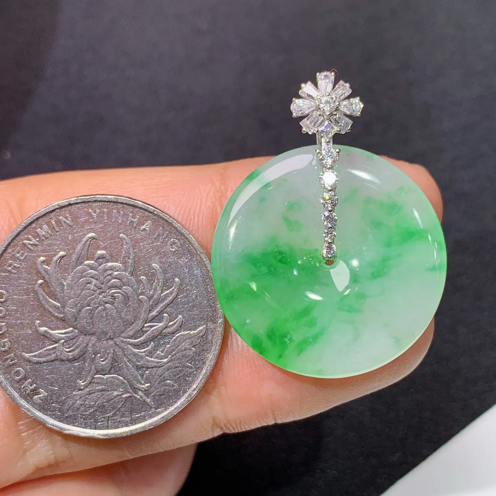 冰飘绿平安扣吊坠，18k金钻镶嵌，冰润色阳，玉质细腻，种水足 Sk整体尺寸29.8*23*3.6
