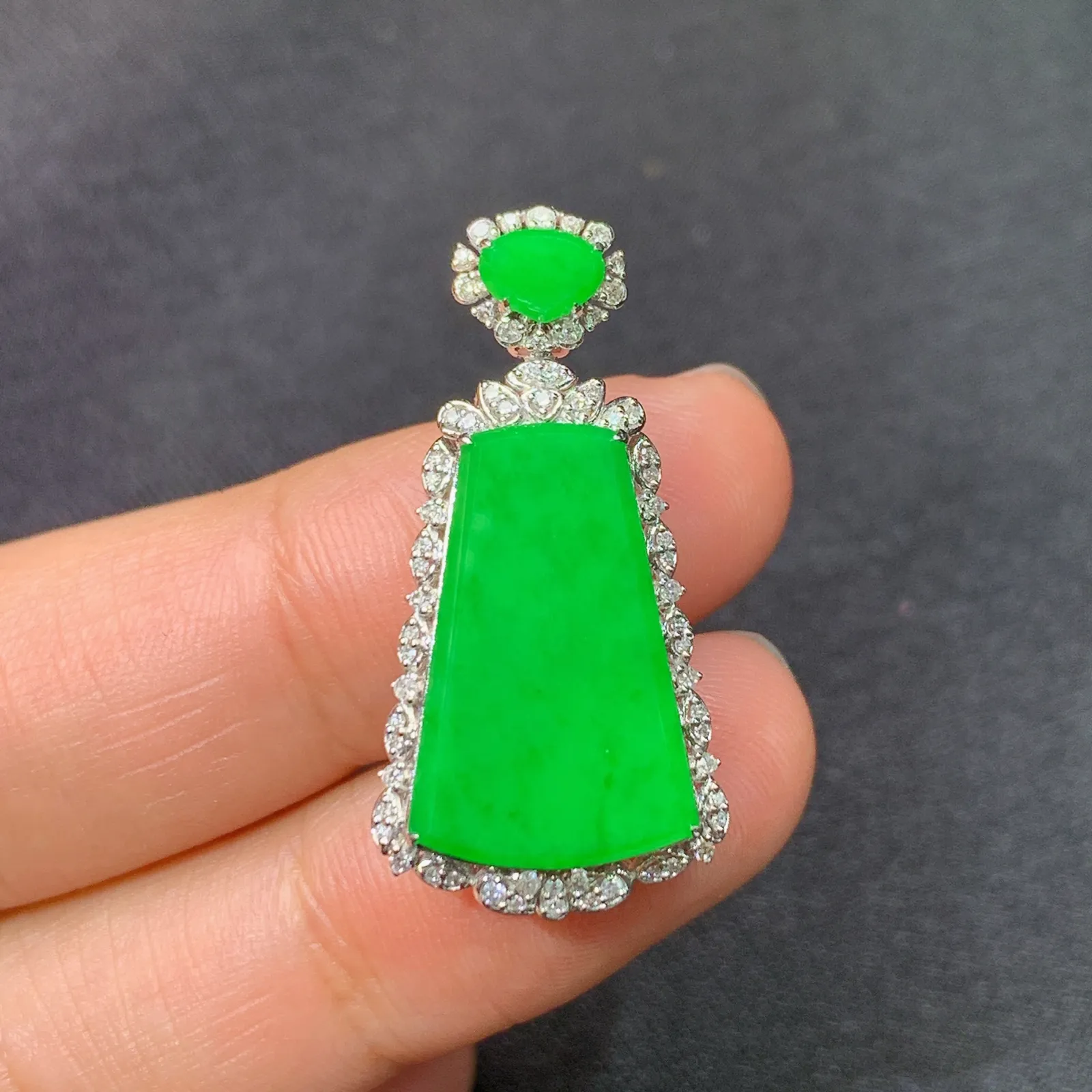 阳绿无事牌吊坠，18k金钻镶嵌，冰润色阳，玉质细腻，Yt整体尺寸30*14.8*7