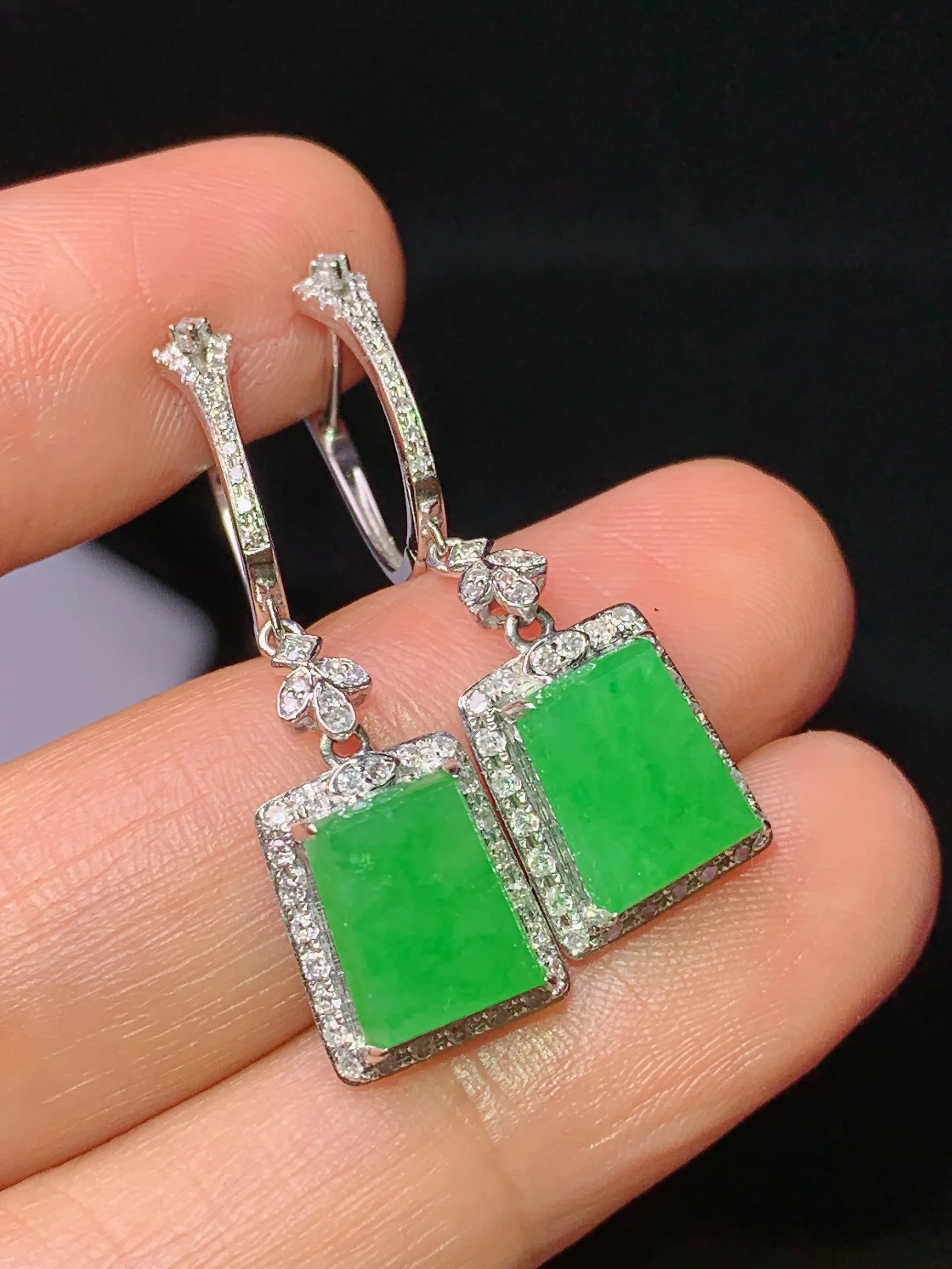 18k金钻镶嵌满绿无事牌耳坠玉质细腻 水润亮眼 整体尺寸32.5*10*5.2