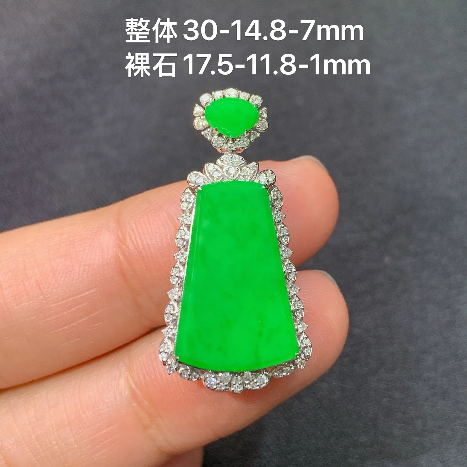 阳绿无事牌吊坠，18k金钻镶嵌，冰润色阳，玉质细腻，Yt整体尺寸30*14.8*7