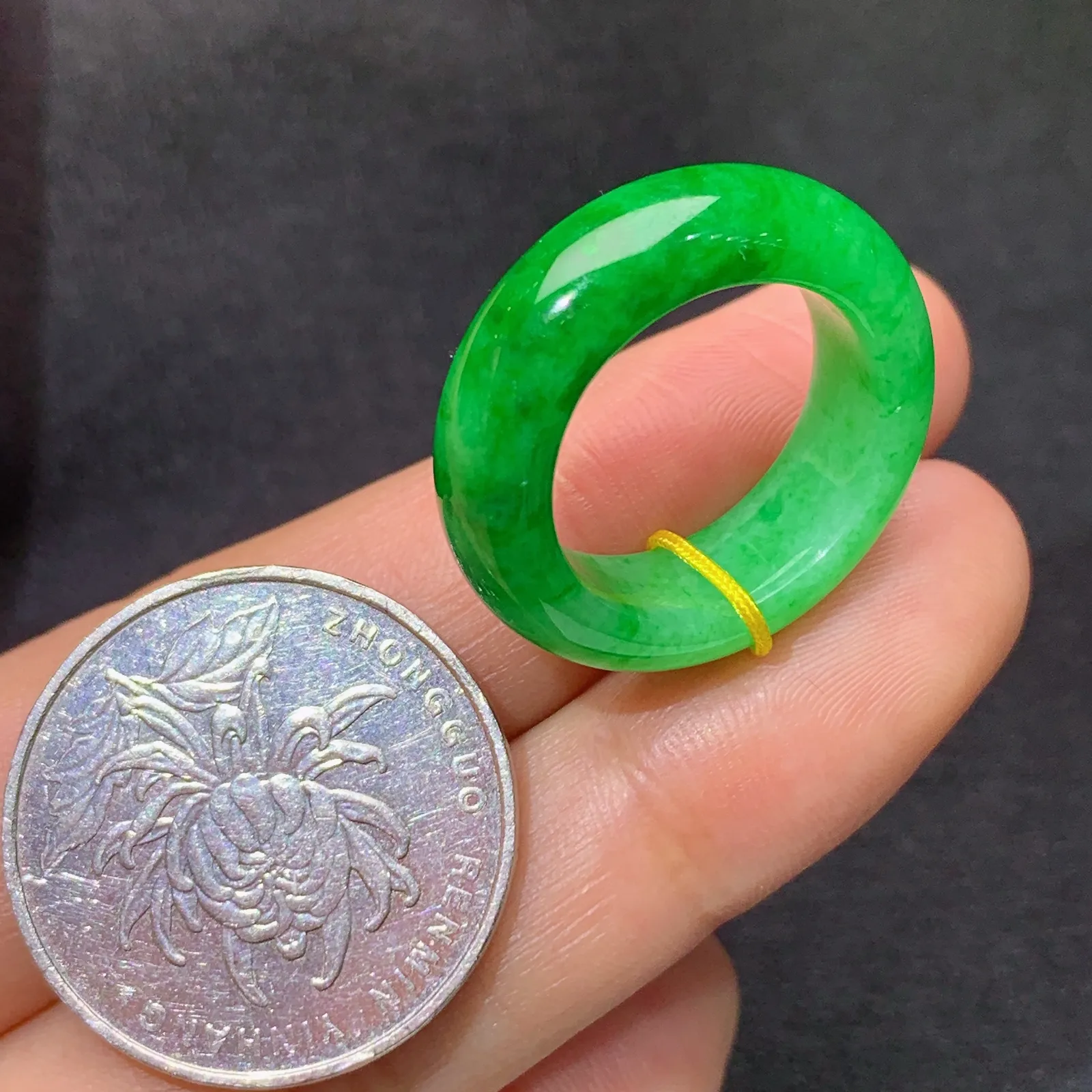 阳绿戒圈，指环，高贵色阳，玉质细腻，Xu圈口12尺寸宽6.8厚4.2