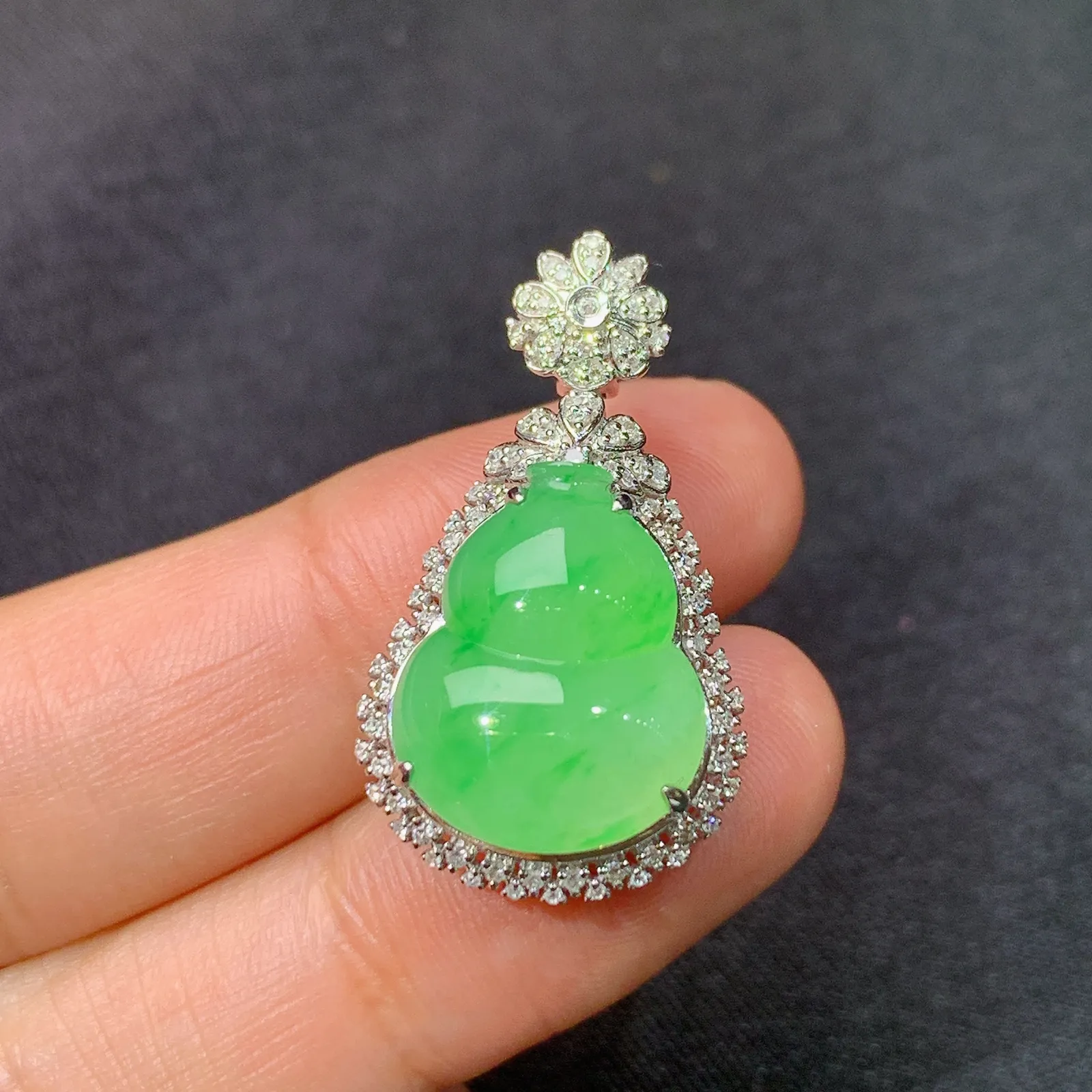 阳绿葫芦吊坠，18k金钻镶嵌，冰润色阳，玉质细腻，种水足，Yt整体尺寸28.8*16.4*10.6