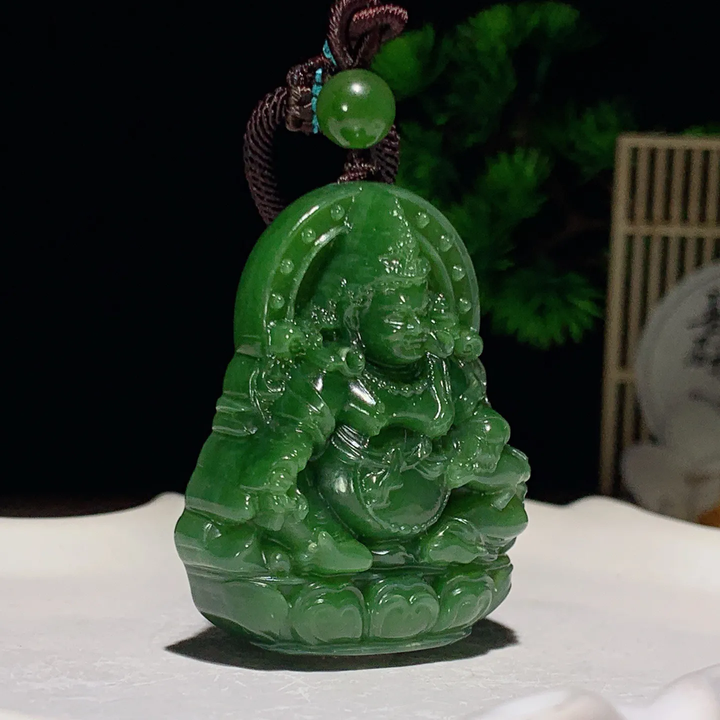 和田玉阳绿俄罗斯碧玉黄财神挂件。尺寸48/40/15重50克。玉质细腻油润。手推出油。佩戴高端典雅。