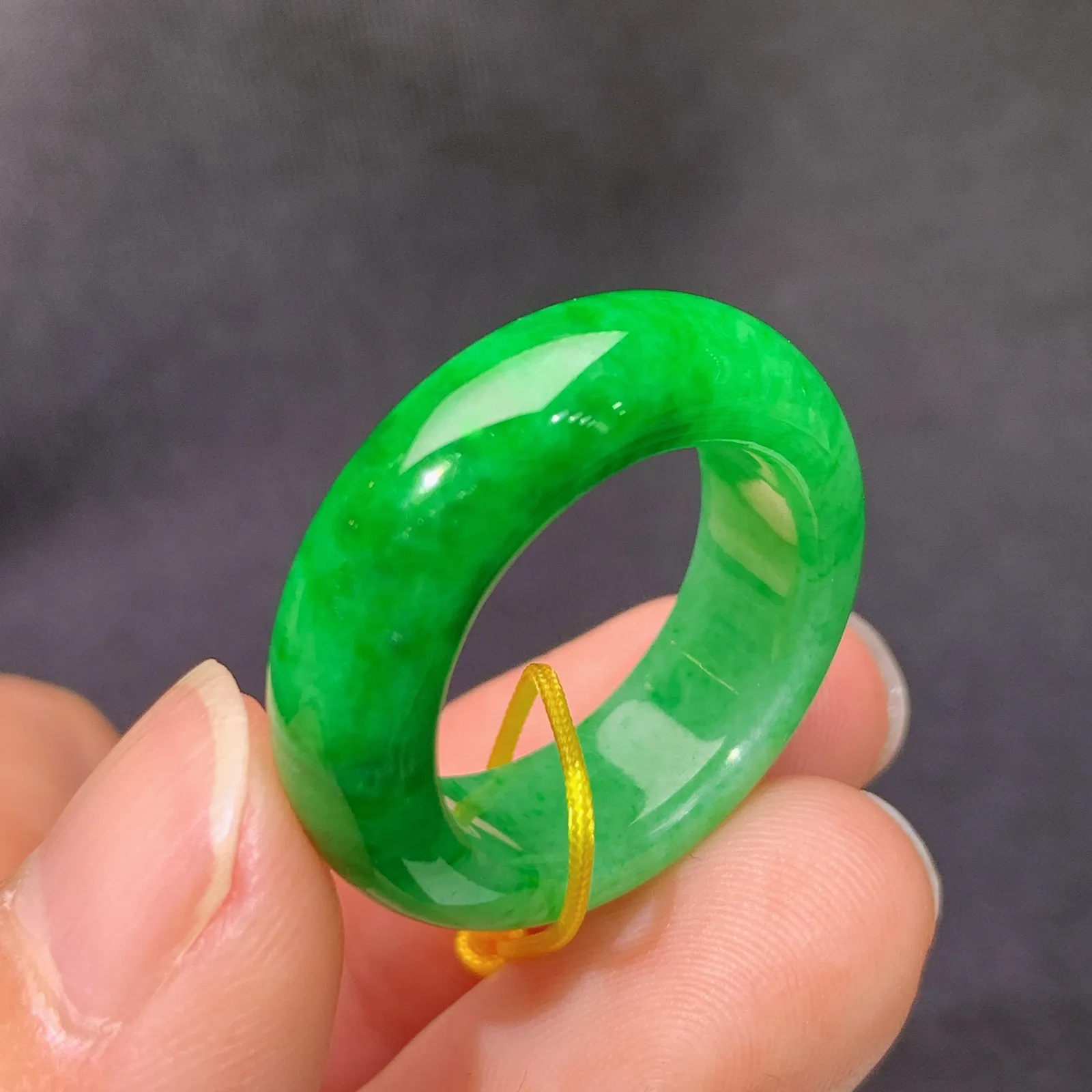 阳绿戒圈，指环，高贵色阳，玉质细腻，Xu圈口12尺寸宽6.8厚4.2