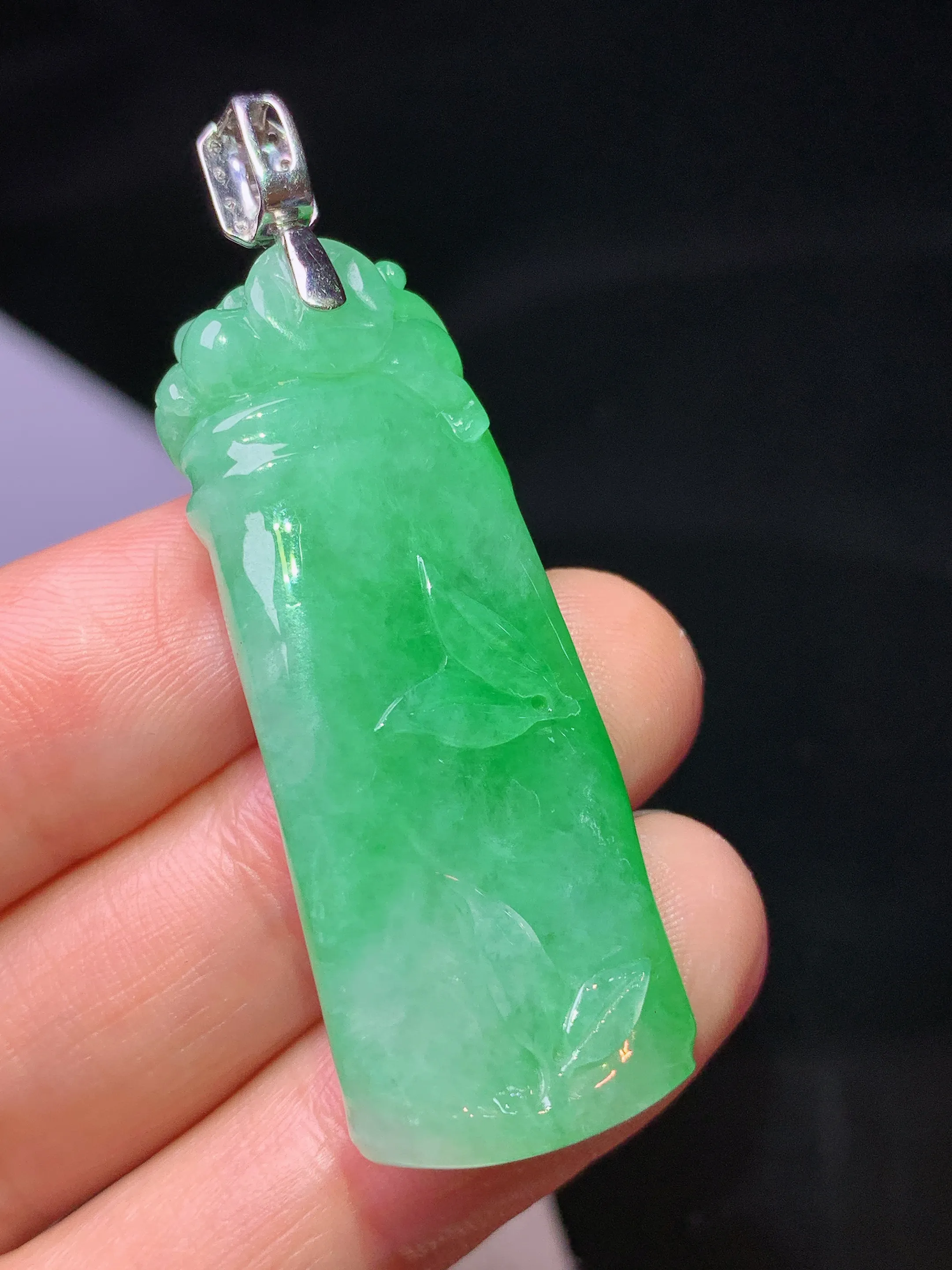 18k金钻镶嵌翠绿竹节吊坠 玉质细腻 水润亮眼 整体尺寸50*16.3*8.5