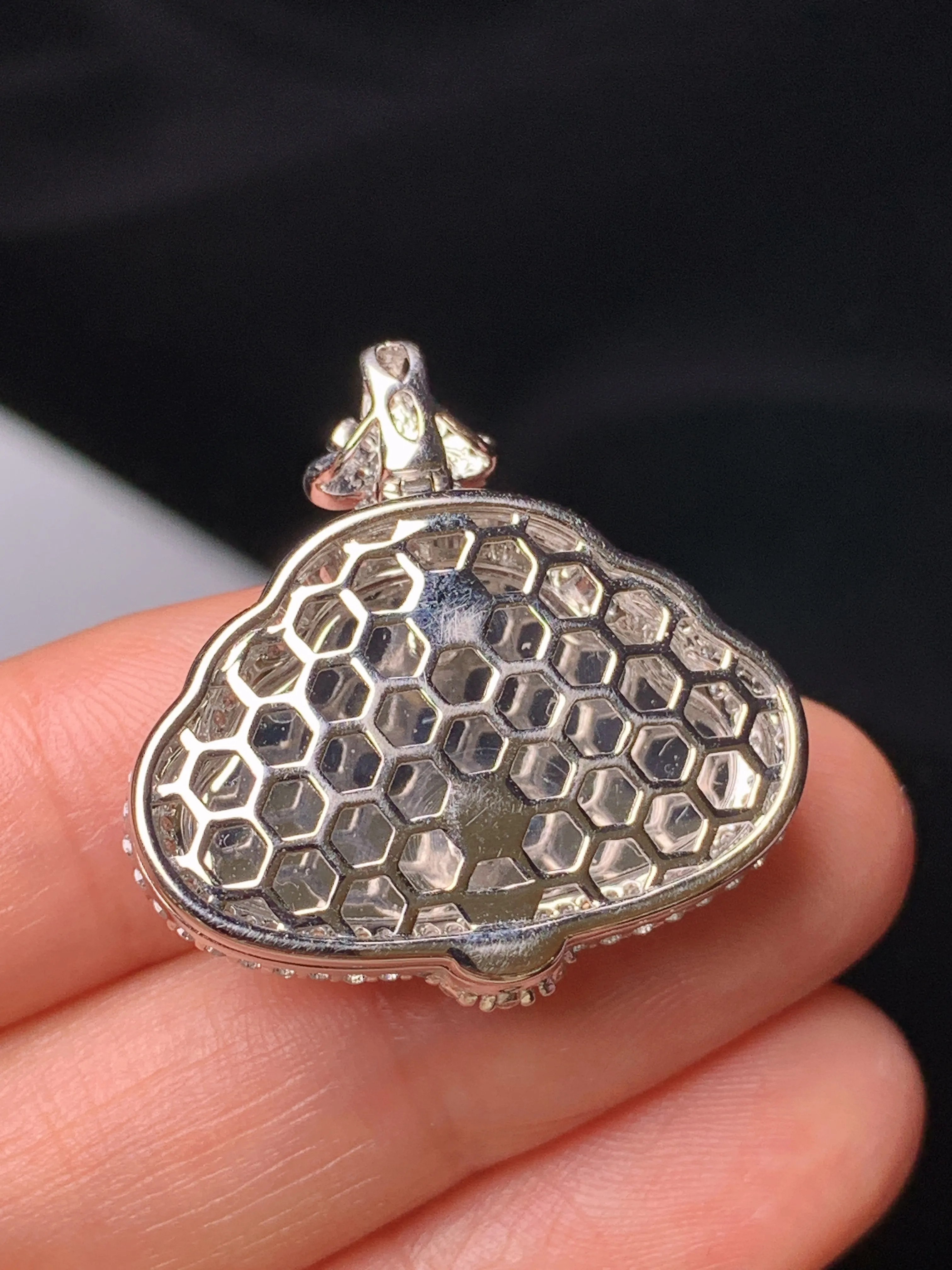 18k金钻镶嵌冰种佛公吊坠 玉质细腻 水润亮眼 整体尺寸27.6*27.1*9.3