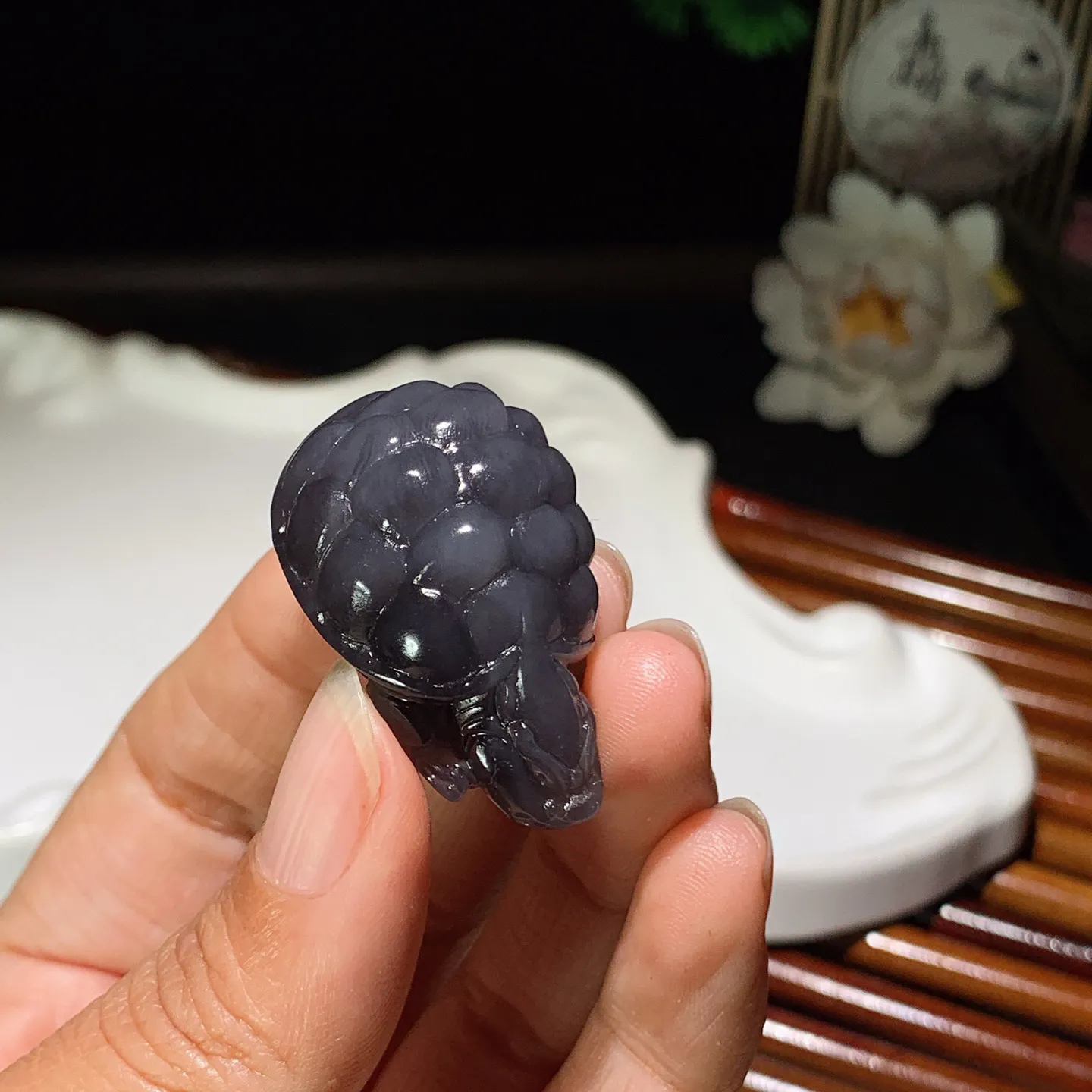 和田玉青海烟紫龙龟挂件。尺寸38/21/20重21.5克。玉质细腻油润。手推出油。品相大气。lt260227