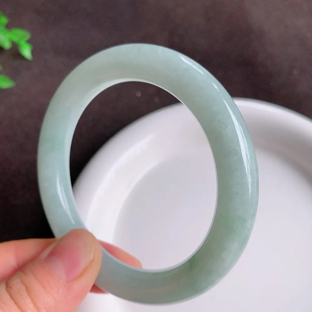 缅甸飘花翡翠圆条手镯55mm  冰润飘花圆条翡翠手镯，玉质细腻水润，色泽清秀亮丽，飘花灵动  上手高贵典雅，W922.27  尺寸：55-10mm