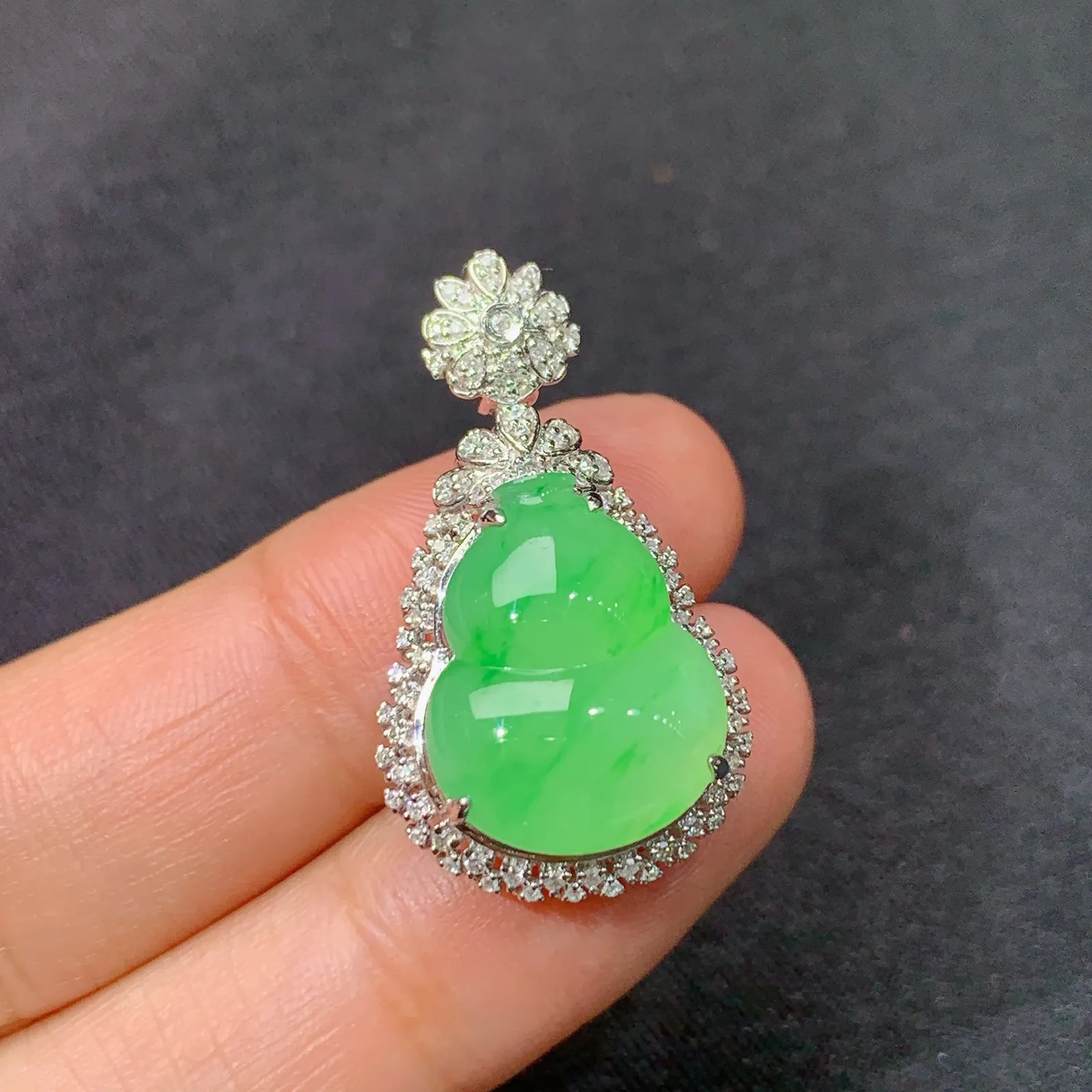 阳绿葫芦吊坠，18k金钻镶嵌，冰润色阳，玉质细腻，种水足，Yt整体尺寸28.8*16.4*10.6