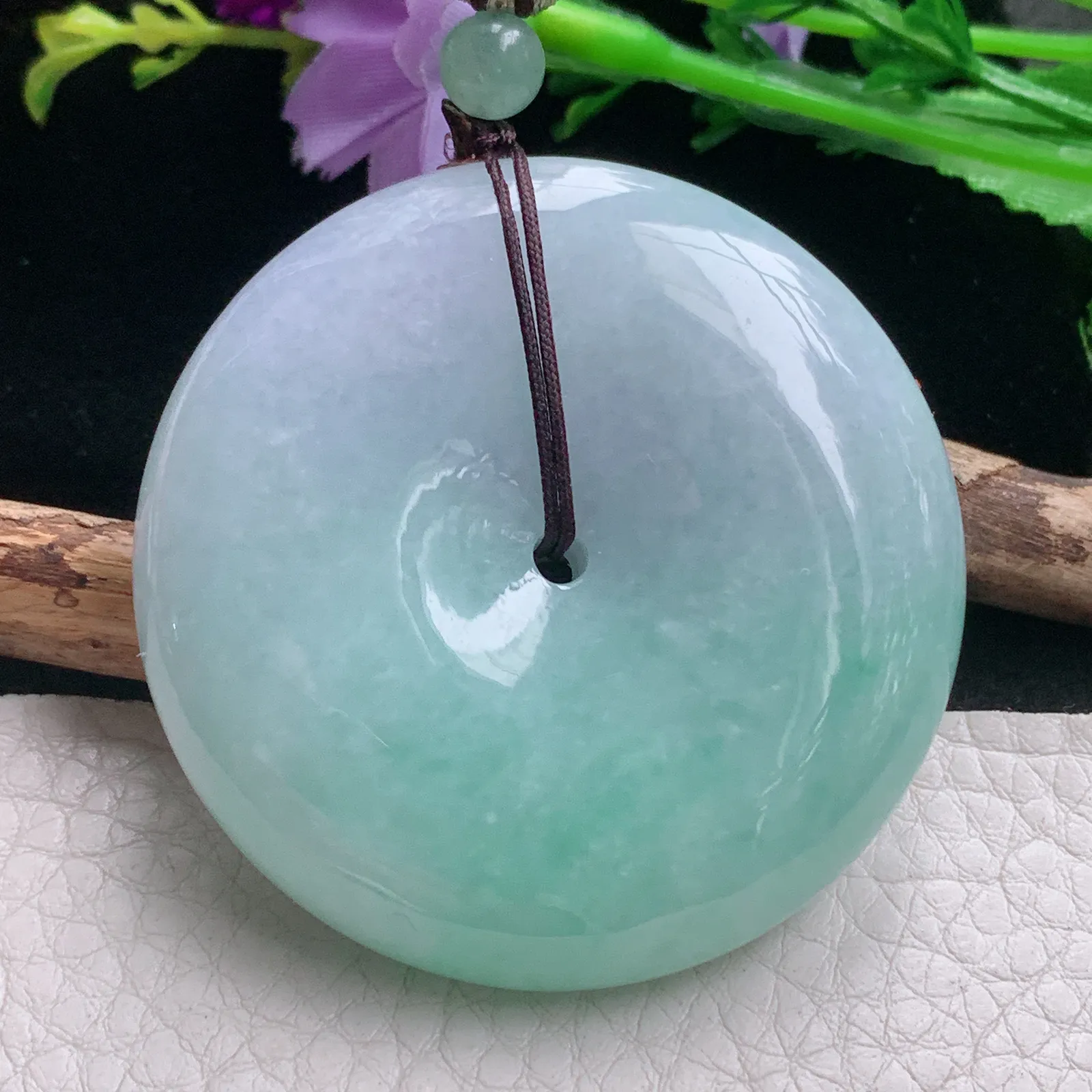 zen自然光49.8*12.3天然缅甸翡翠A货春带彩大平安扣 玉扣玉吊坠