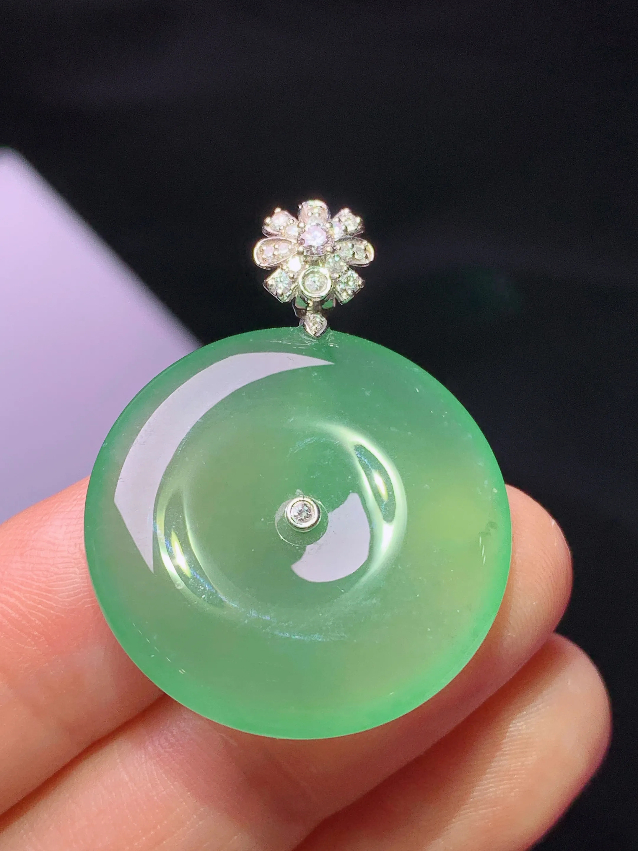 18k金钻镶嵌翠绿平安扣吊坠 玉质细腻 水润亮眼 整体尺寸33.6*25.8*5.5