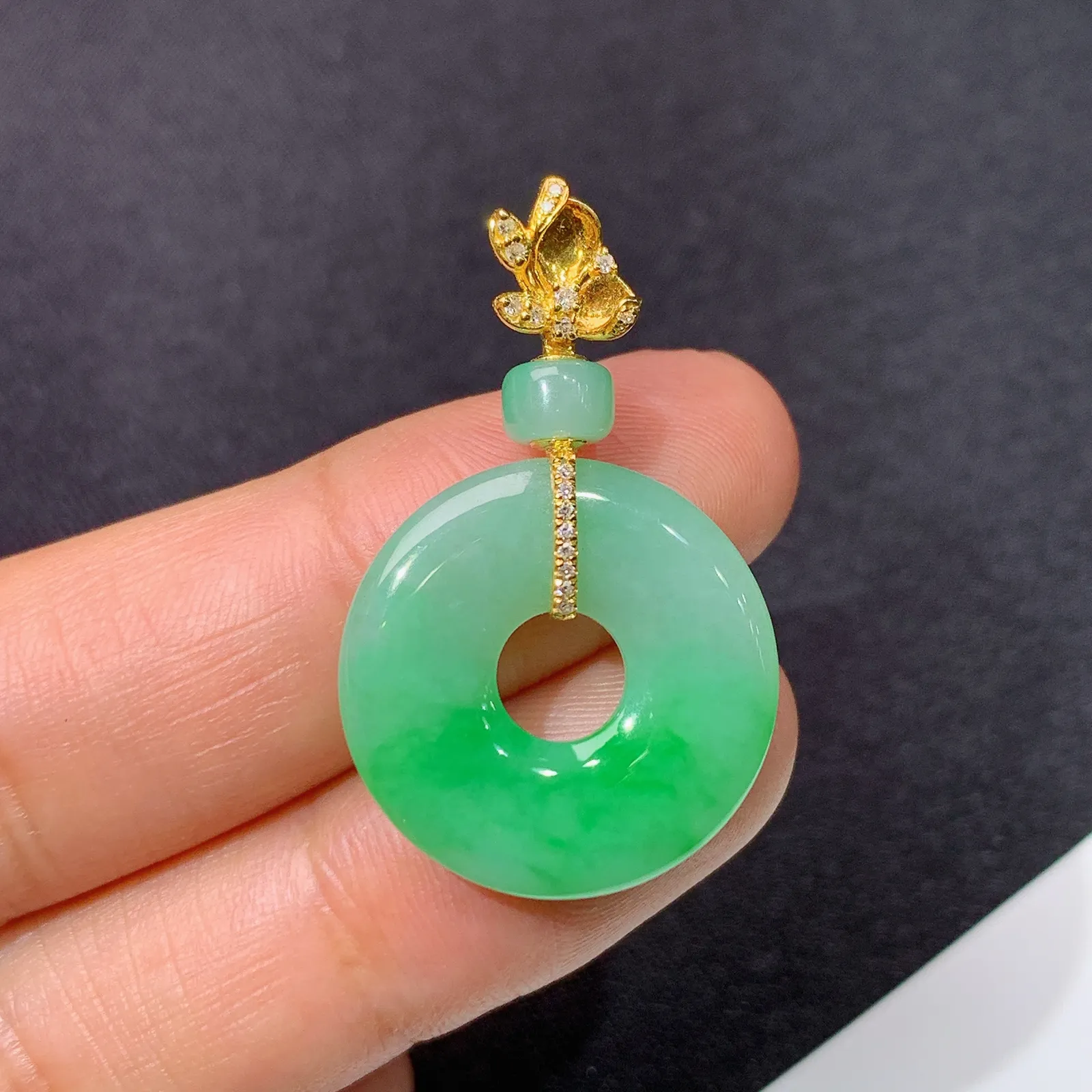飘绿甜甜圈吊坠，18k金钻镶嵌，玉质细腻，种水足，Sk整体尺寸32.5*19.8*3.3