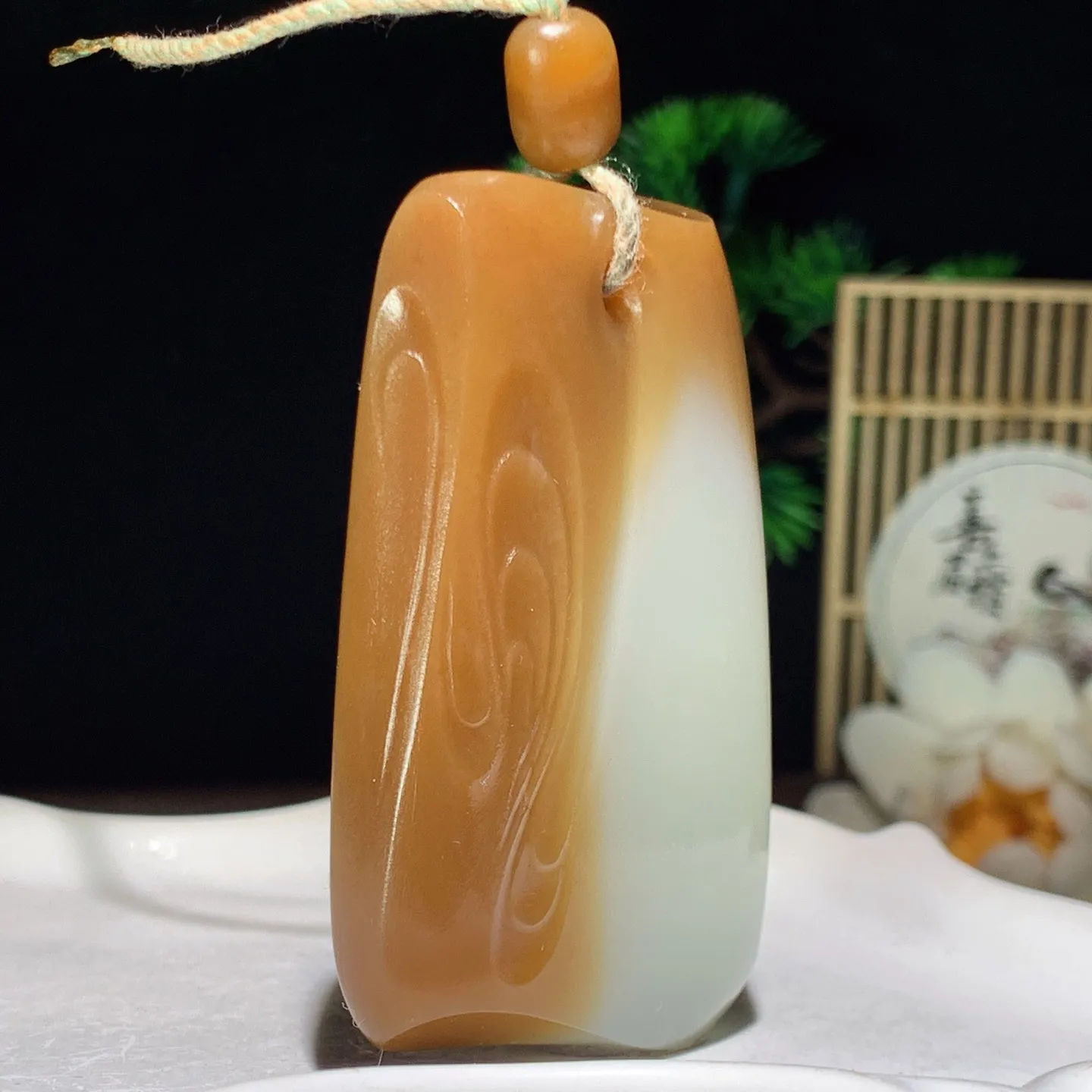 新疆且末糖随形平安无事牌子挂件。尺寸66/41/12重77.5克。玉质细腻油润。手推出油。佩戴高端典