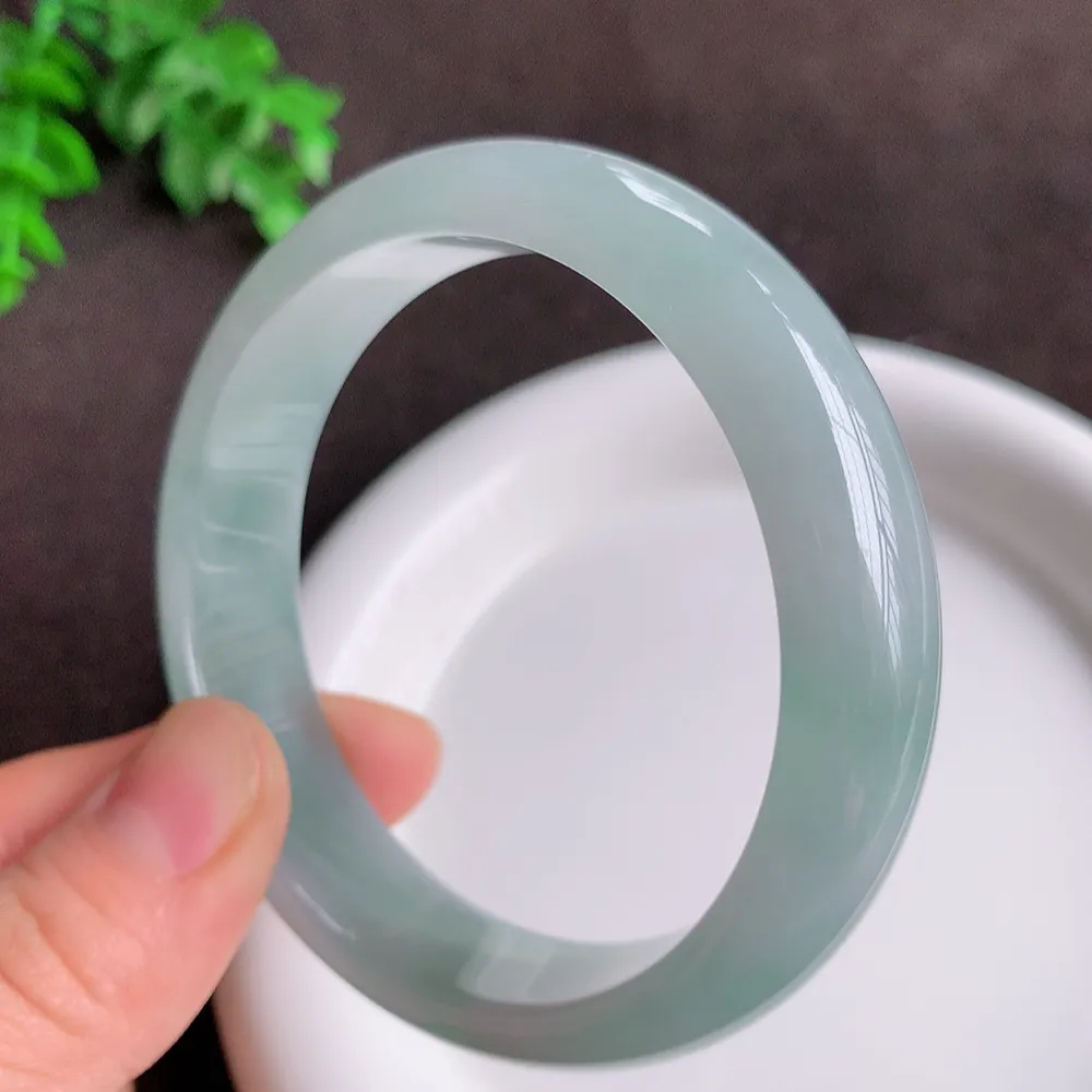 自然光实拍！大圈口59mm老坑胶感宽边手镯 种水足 玉质细腻莹润，胶感足 花式飘逸灵动 镯形厚装大气  ，佩戴清秀！W864.27  尺寸:59-14.8-7.8mm