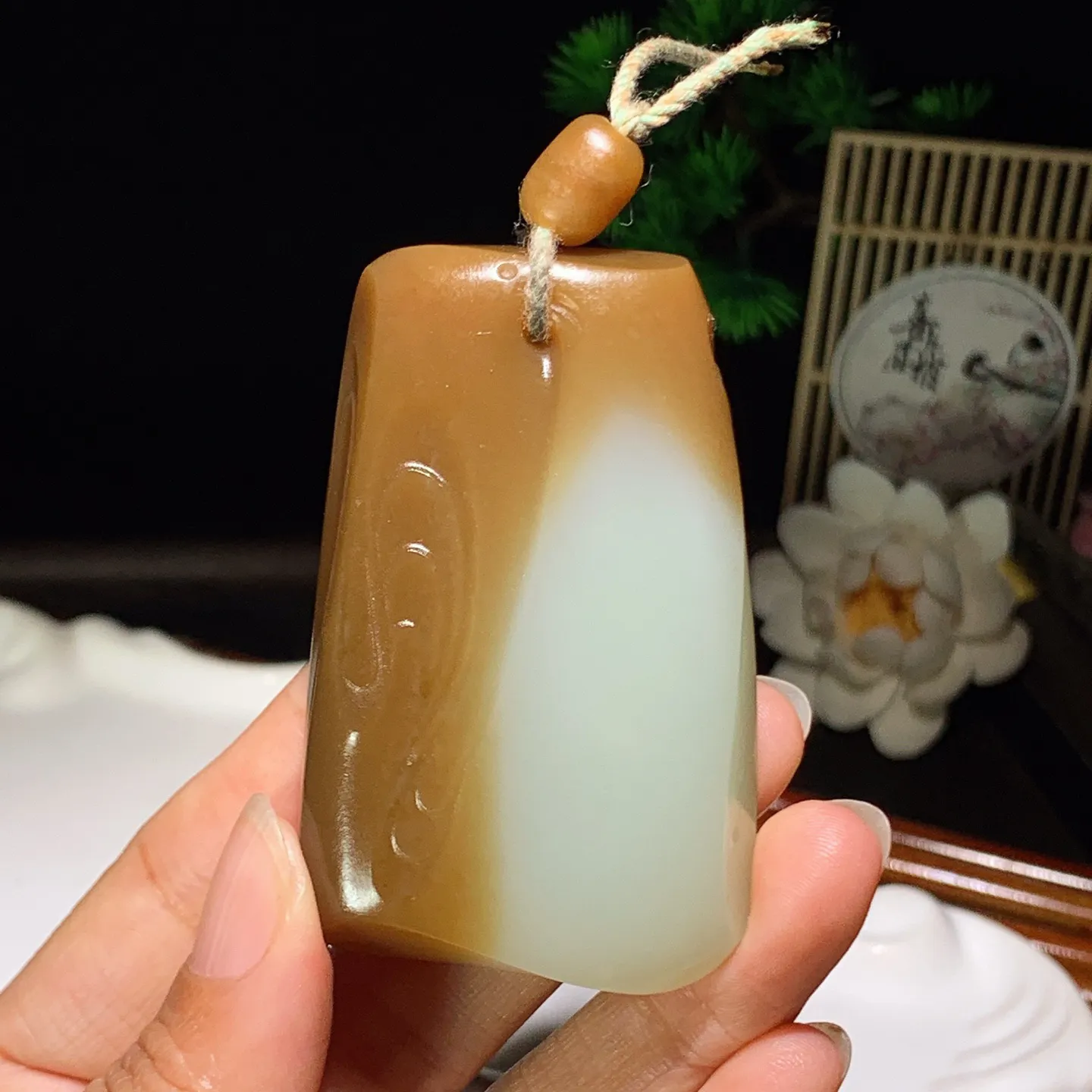 新疆且末糖随形平安无事牌子挂件。尺寸66/41/12重77.5克。玉质细腻油润。手推出油。佩戴高端典雅。lt260227