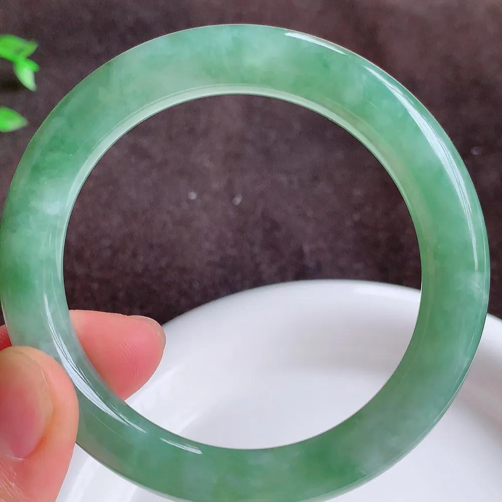 缅甸翡翠圆条手镯54mm  冰润飘花圆条翡翠手镯，玉质细腻水润，色泽清秀亮丽，飘花灵动  上手高贵典雅，W922.27  尺寸：54-9.2mm