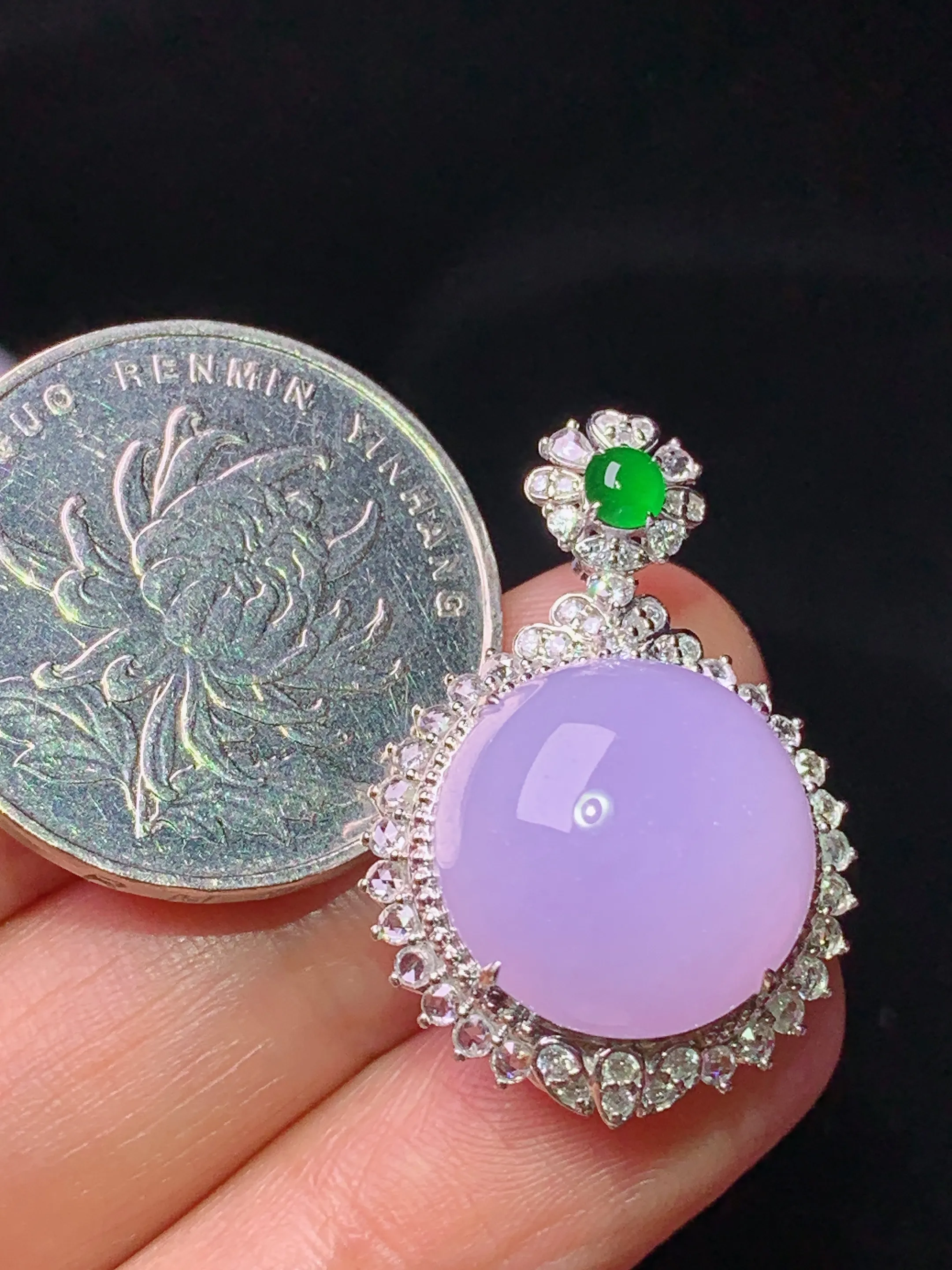 18k金钻镶嵌紫罗兰蛋面吊坠 玉质细腻 水润亮眼 整体尺寸29.2*19.8*13