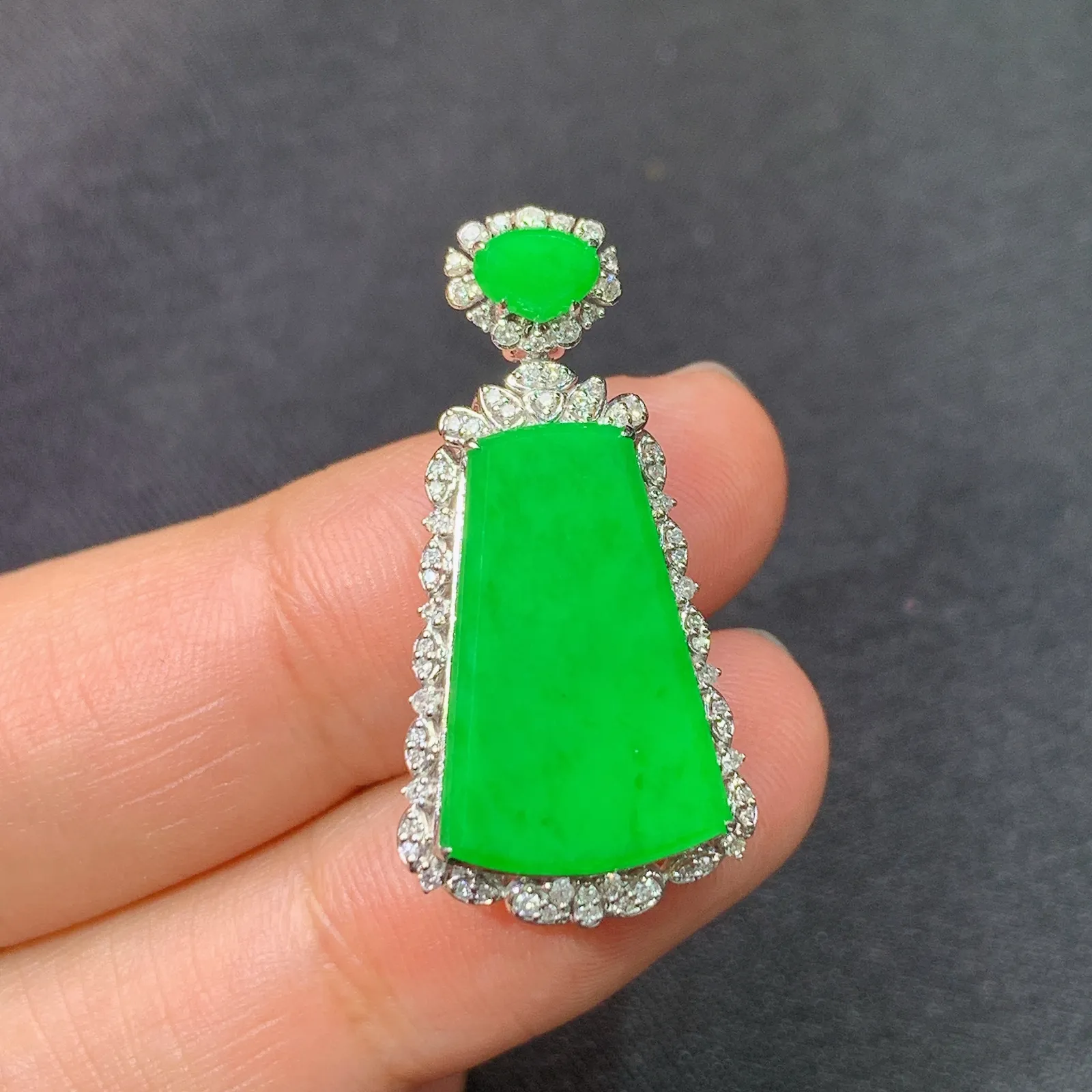 阳绿无事牌吊坠，18k金钻镶嵌，冰润色阳，玉质细腻，Yt整体尺寸30*14.8*7