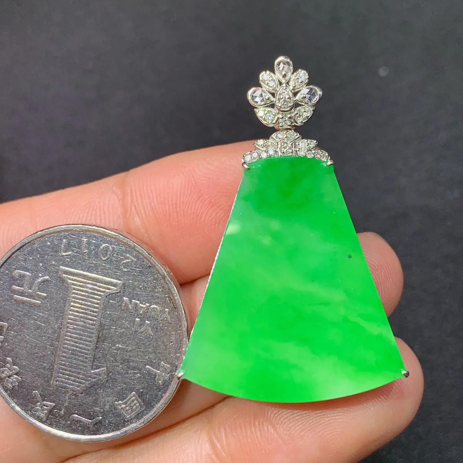 阳绿无事牌吊坠，18k金钻镶嵌，冰润色阳，玉质细腻，种水足，Kf整体尺寸36.5*23.9*6