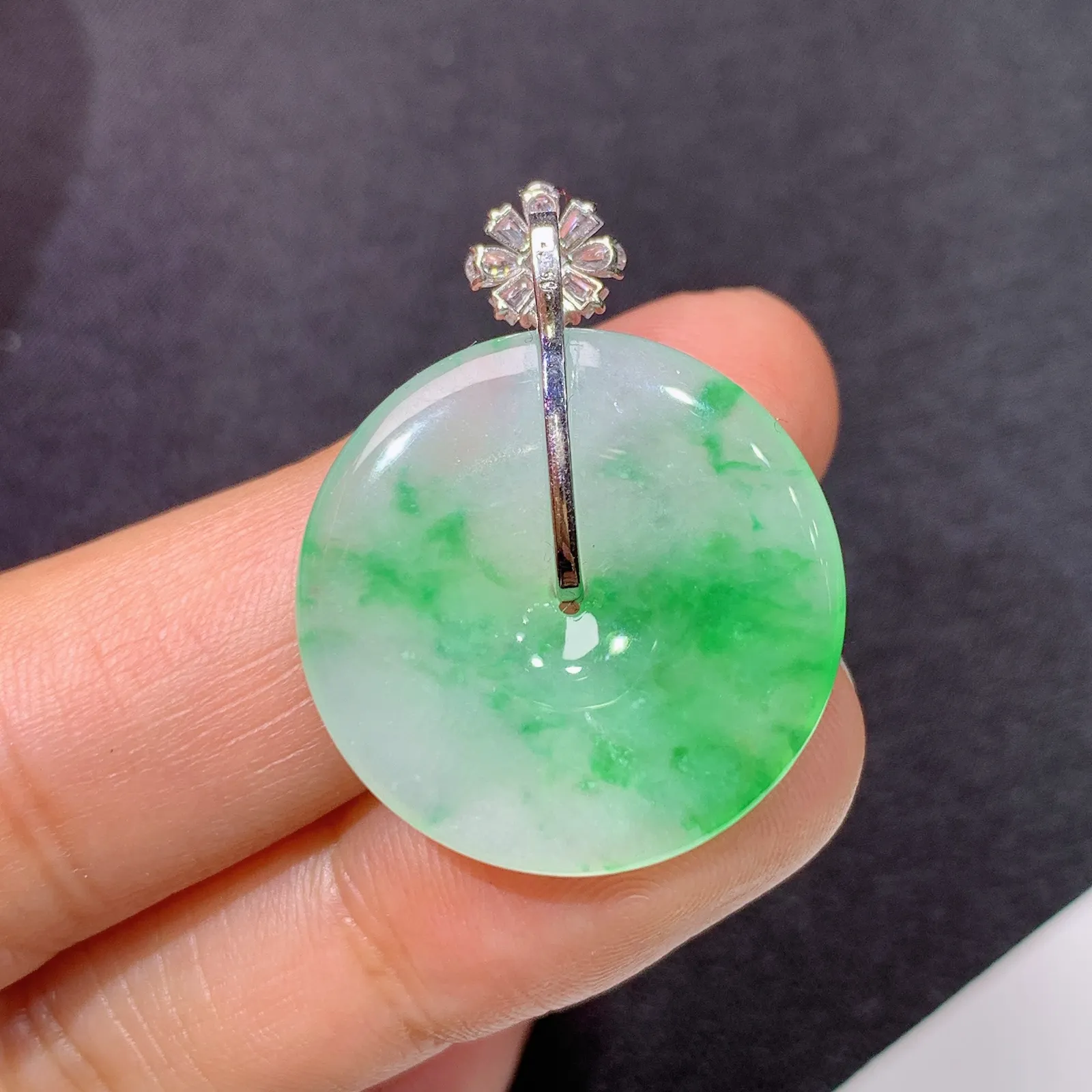 冰飘绿平安扣吊坠，18k金钻镶嵌，冰润色阳，玉质细腻，种水足 Sk整体尺寸29.8*23*3.6