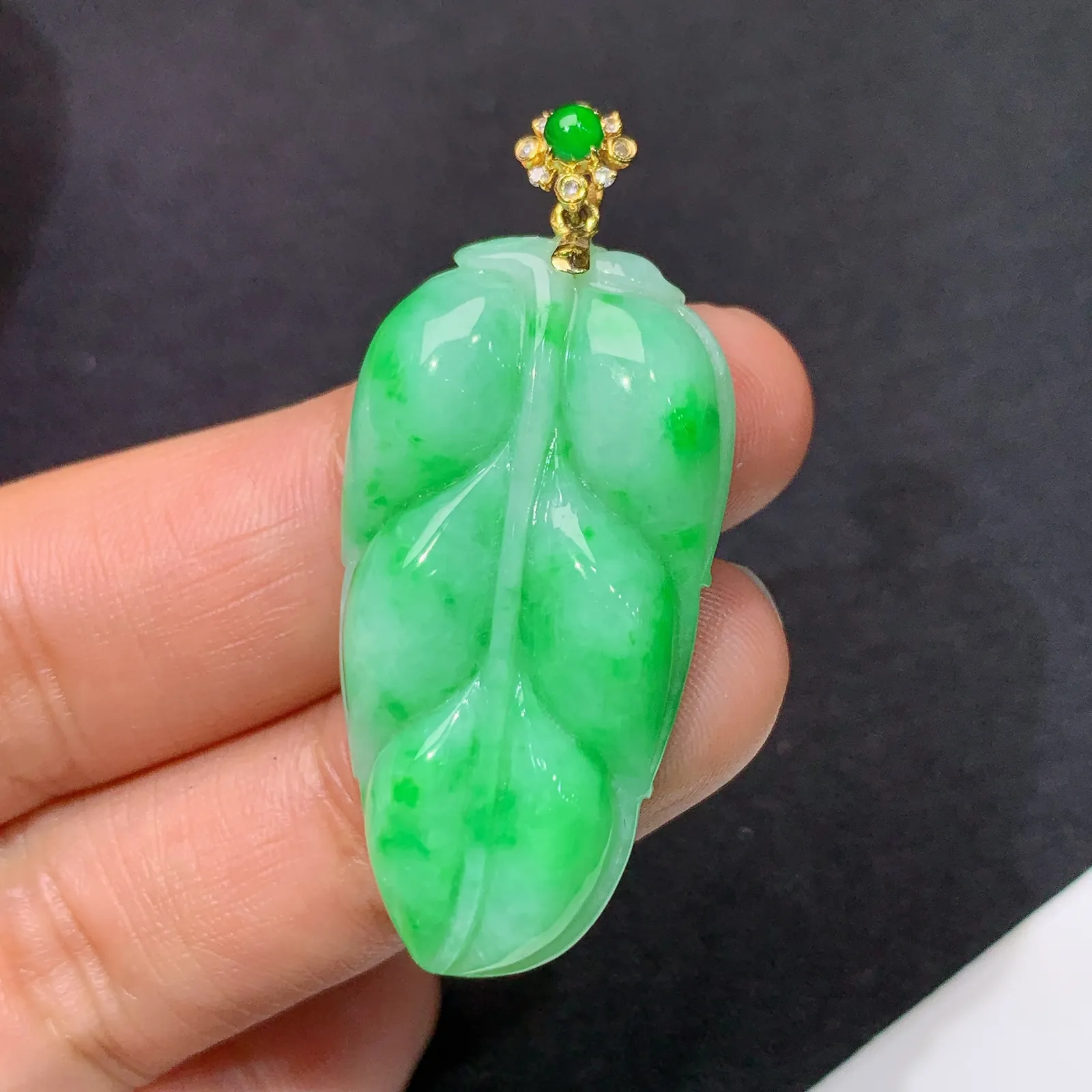 飘绿树叶吊坠，18k金钻镶嵌，冰润色阳，种水足，By1整体尺寸35.1*18.7*6.2