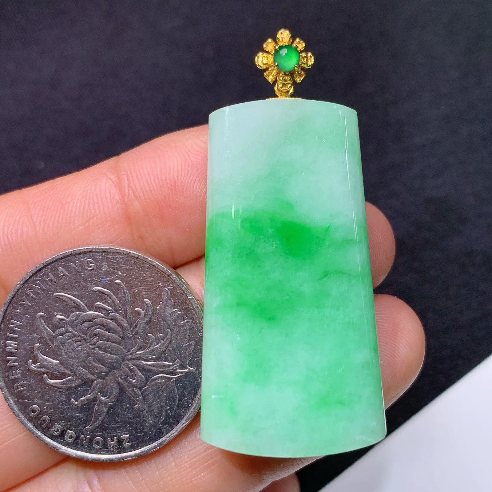 飘绿无事牌吊坠，18k金镶嵌，冰润色阳，玉质细腻，Sk整体尺寸45.7*20*5.5