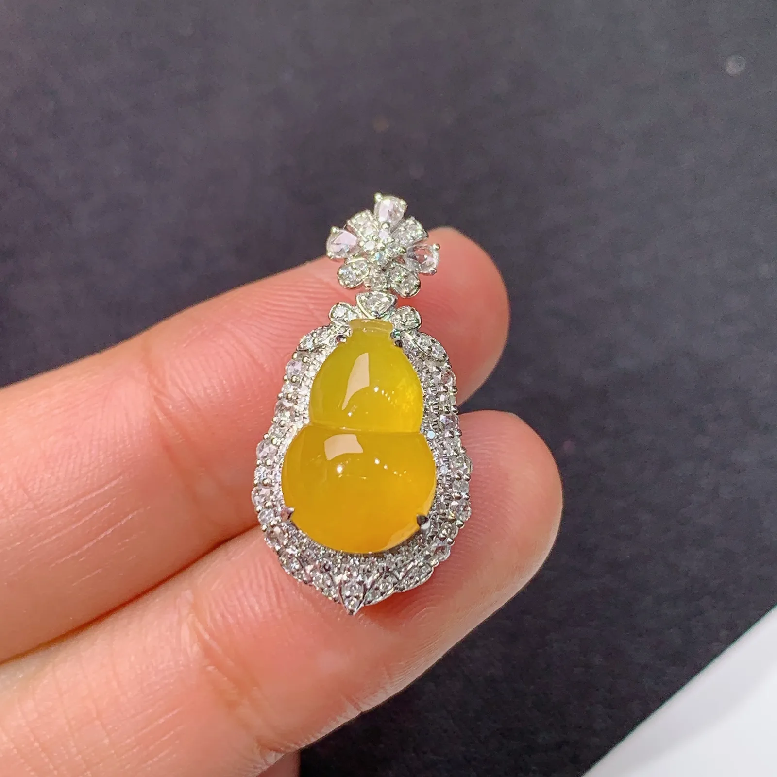 冰黄翡葫芦吊坠，18k金钻镶嵌，冰润鲜艳，玉质细腻，种水足，Kf整体尺寸24.7*12.7*9.1