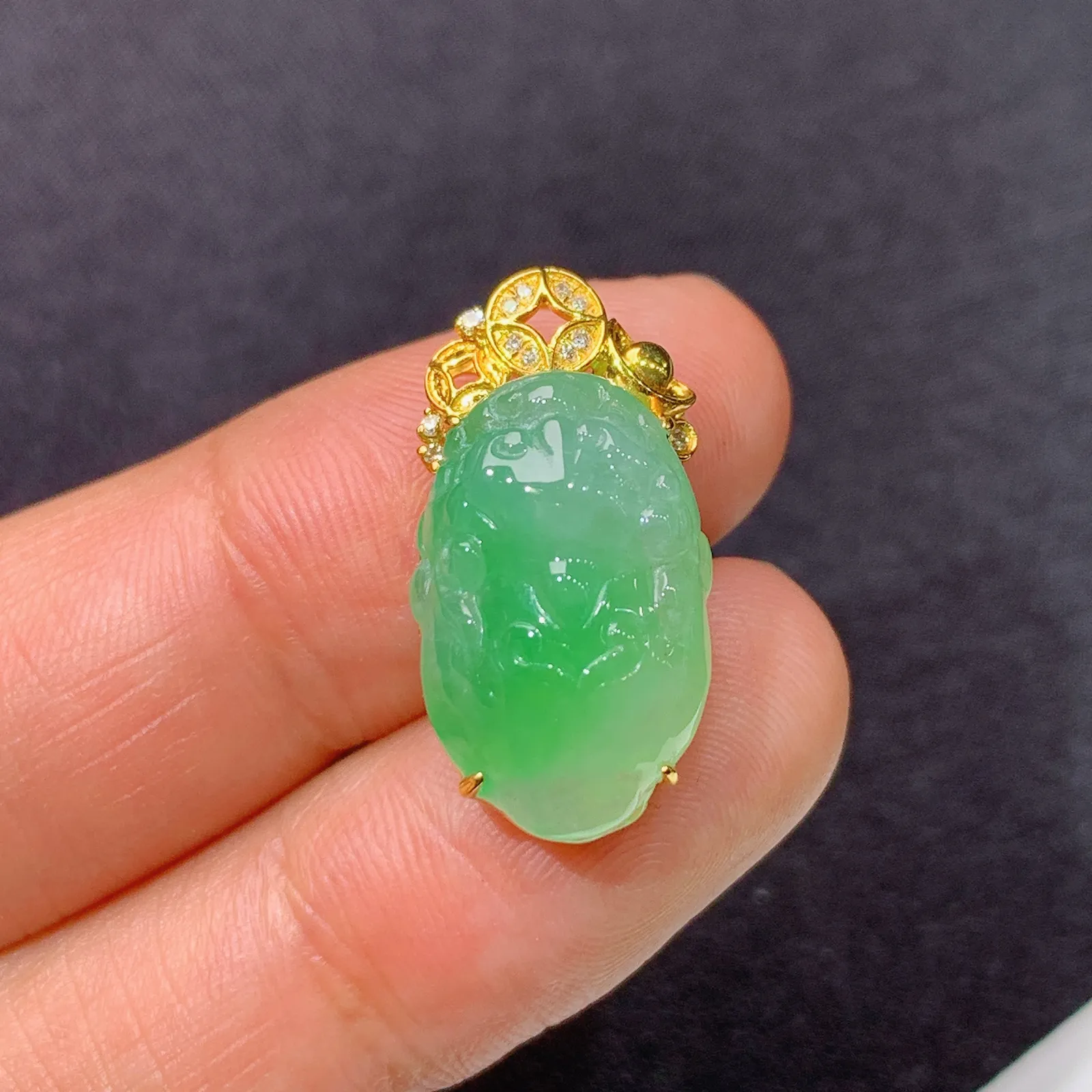 冰飘绿貔貅吊坠，18k金钻镶嵌，冰润色阳，玉质细腻，种水足，Sk整体尺寸21.6*11.3*8.5