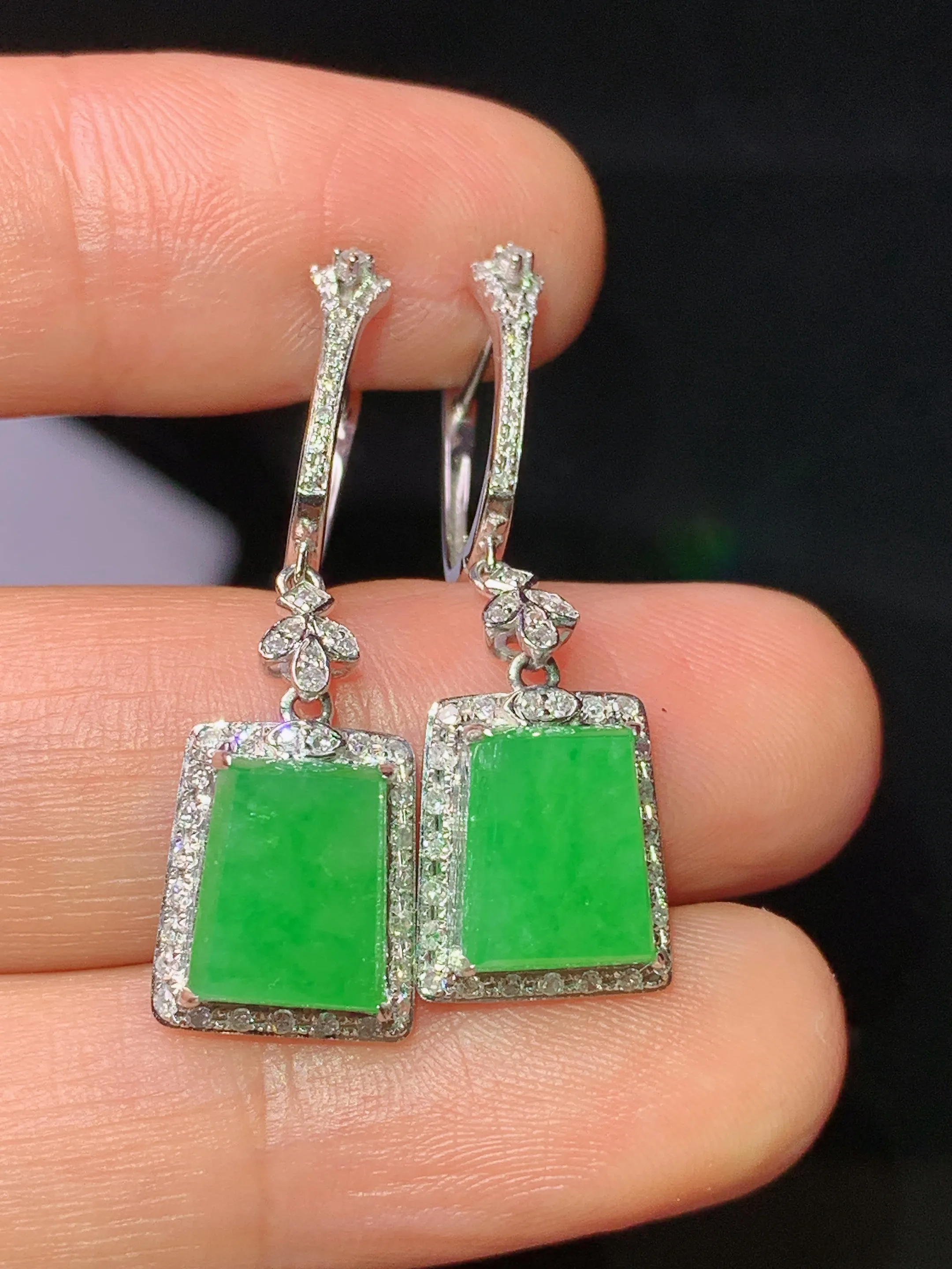 18k金钻镶嵌满绿无事牌耳坠玉质细腻 水润亮眼 整体尺寸32.5*10*5.2