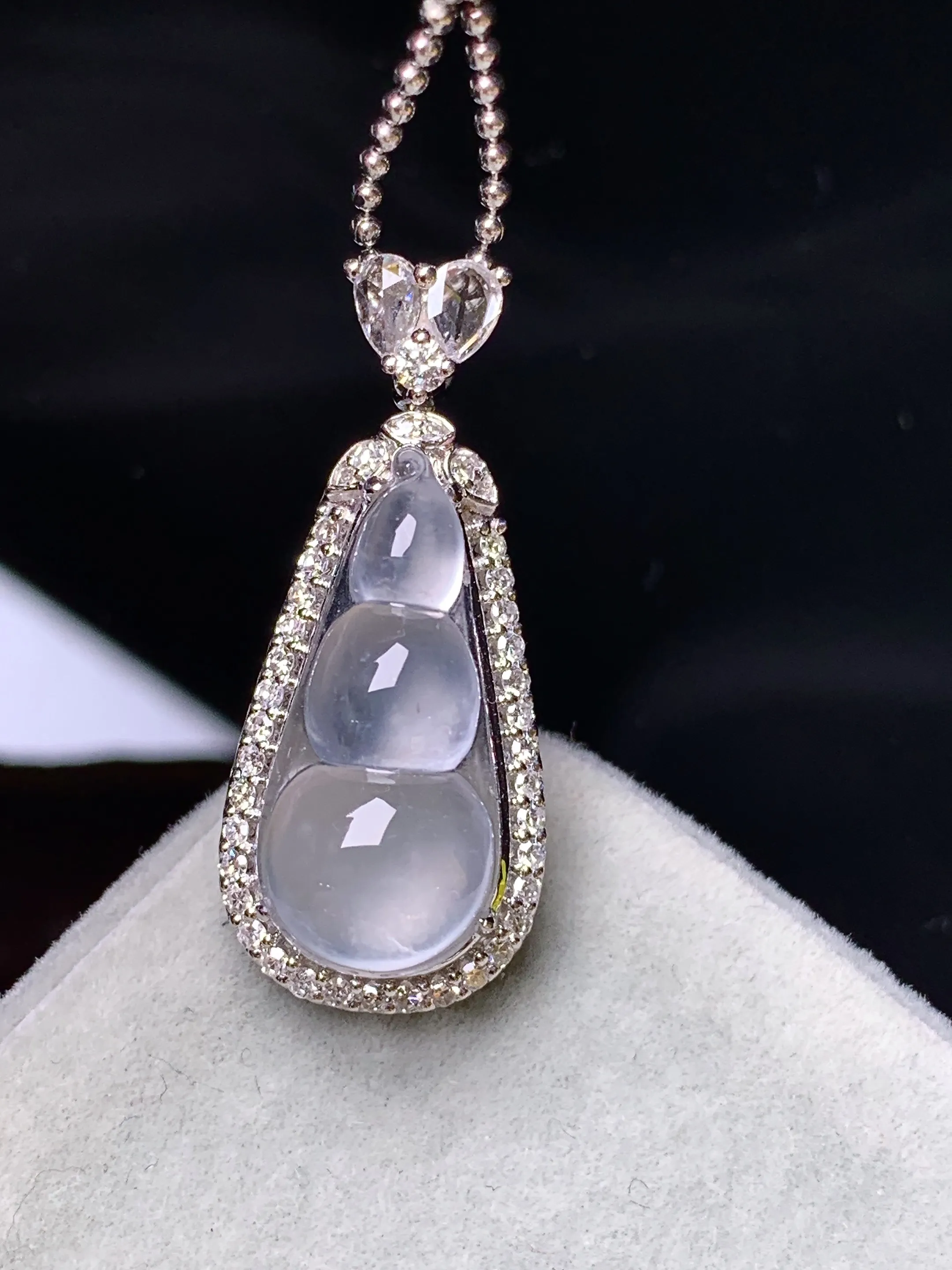 18k金钻镶嵌冰种四季豆吊坠 玉质细腻 水润亮眼 整体尺寸27.8*12*9.6