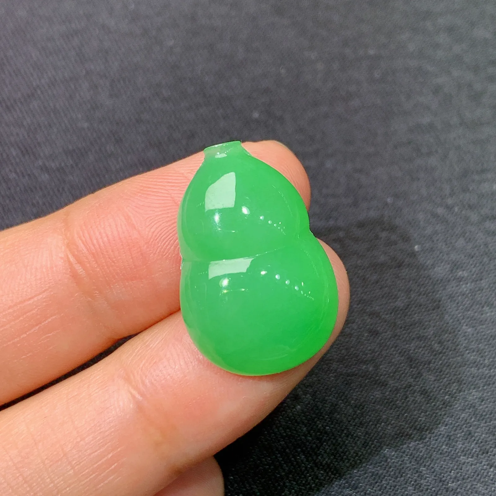 阳绿葫芦，镶嵌佳品，质地细腻，Ht整体尺寸21.7*14.6*6.2