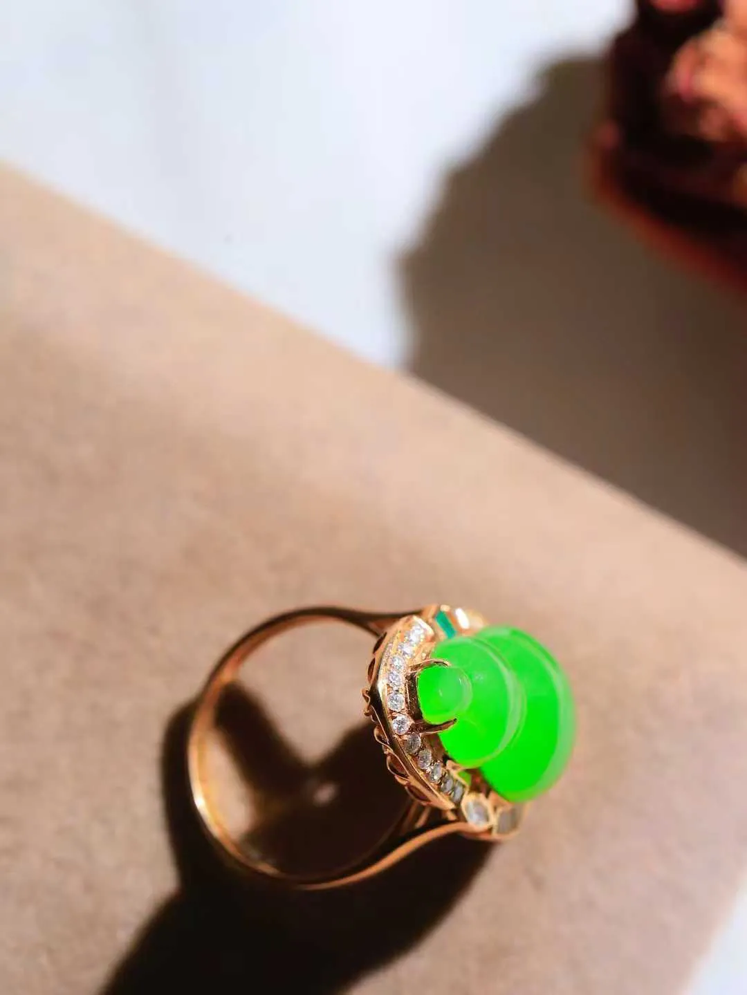 【金镶玉.福禄.戒指】

精品和田玉碧玉18k金镶嵌葫芦戒指，玉质细腻油润，造型饱满圆润，手感上佳。精工雕刻，葫芦取其谐音福禄，寓意子孙万代，葫芦通“福禄”，祈福平安，福禄齐康，静心洗凡尘。尺寸17-17-12mm 重5.1克 26152964A