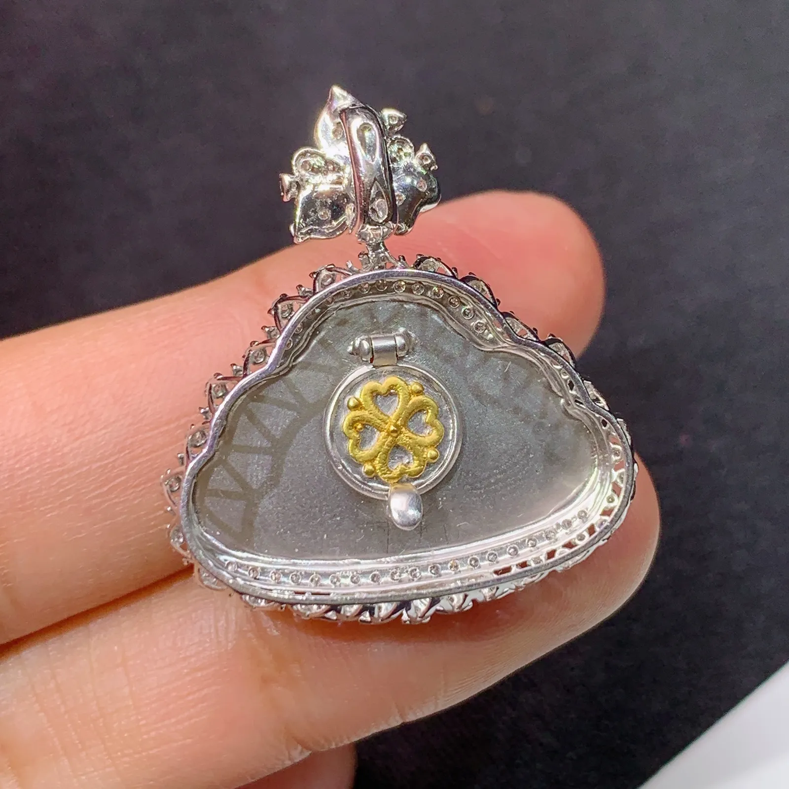 冰黄翡笑佛吊坠，18k金钻镶嵌，冰润鲜艳，品相好，种水足，Ych整体尺寸29*25.5*8.8