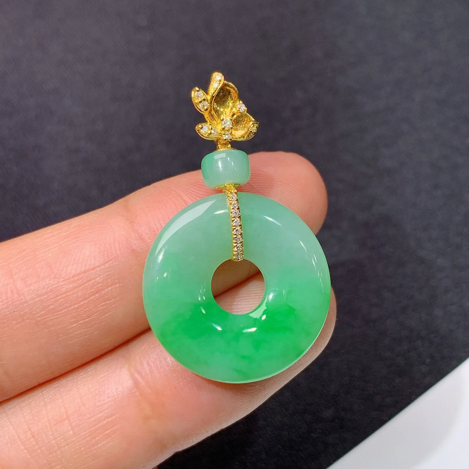飘绿甜甜圈吊坠，18k金钻镶嵌，玉质细腻，种水足，Sk整体尺寸32.5*19.8*3.3