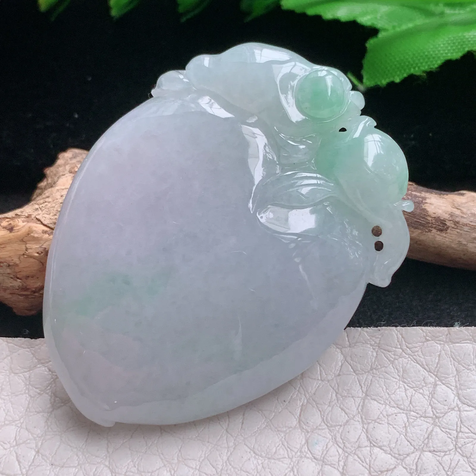 zen自然光51*38.5*13天然缅甸翡翠A货饱满飘绿寿桃 福瓜玉吊坠