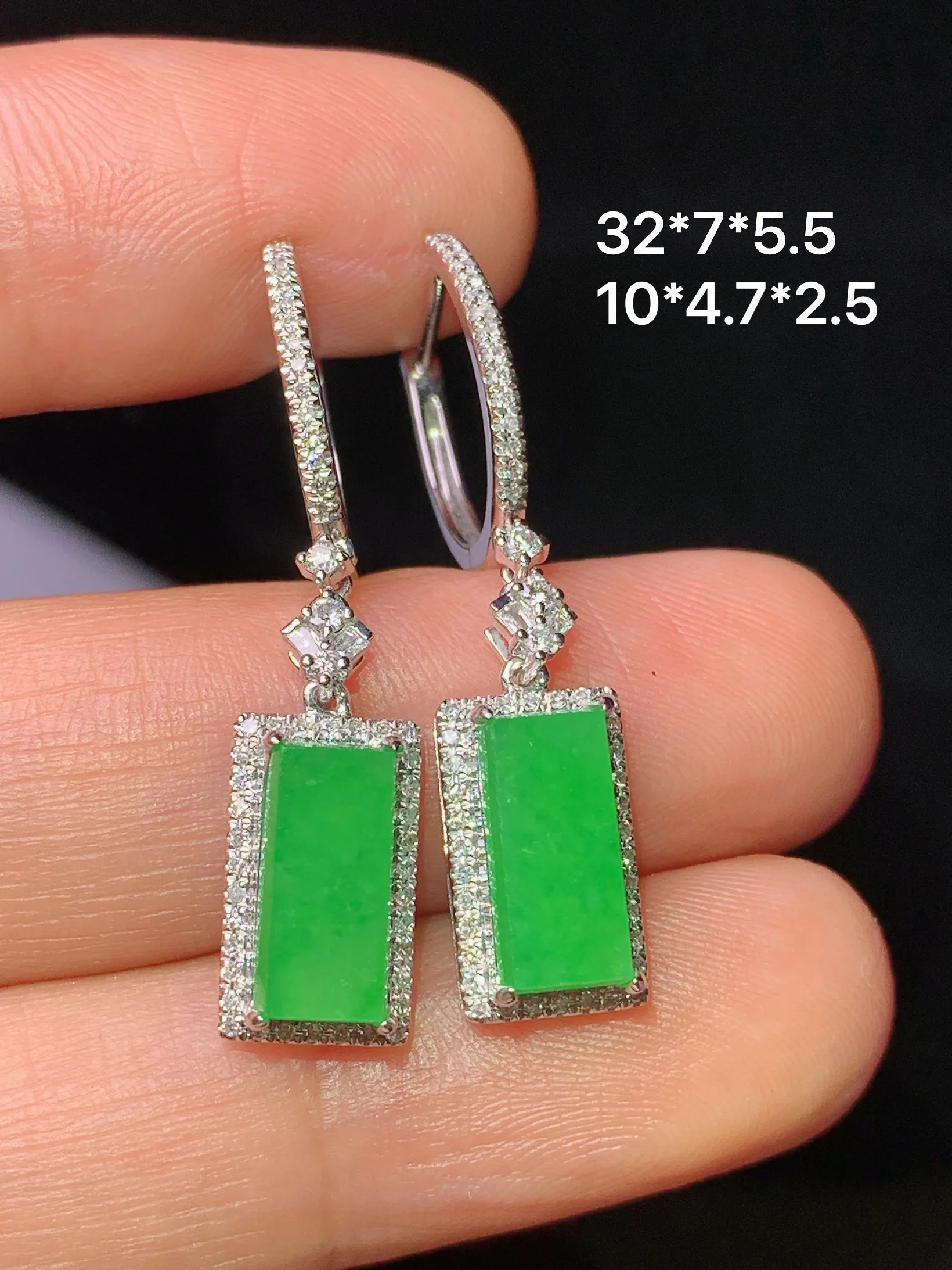 18k金钻镶嵌满绿无事牌耳坠 玉质细腻 水润亮眼 整体尺寸32*7*5.5