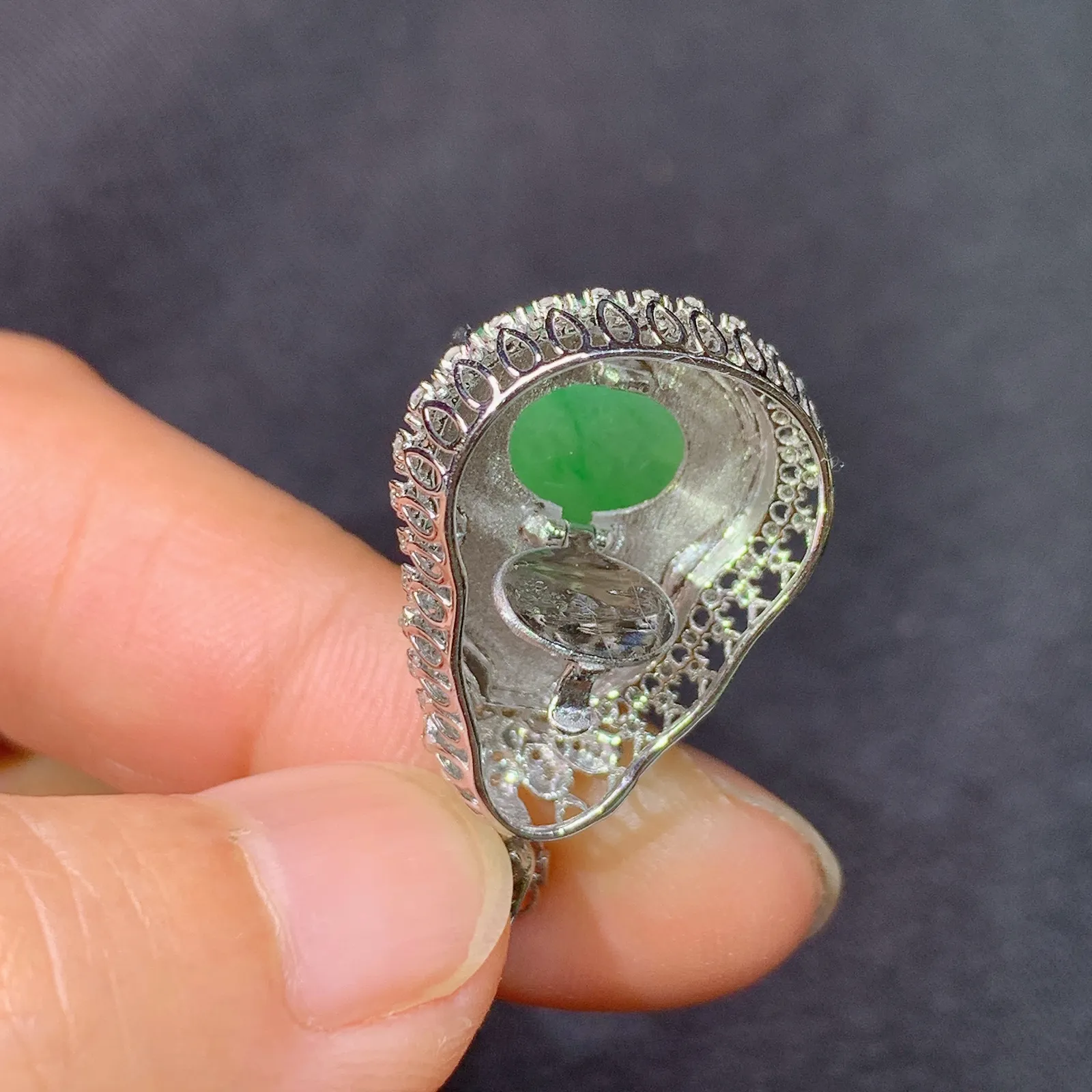 阳绿葫芦吊坠，18k金钻镶嵌，冰润色阳，玉质细腻，种水足，Yt整体尺寸28.8*16.4*10.6